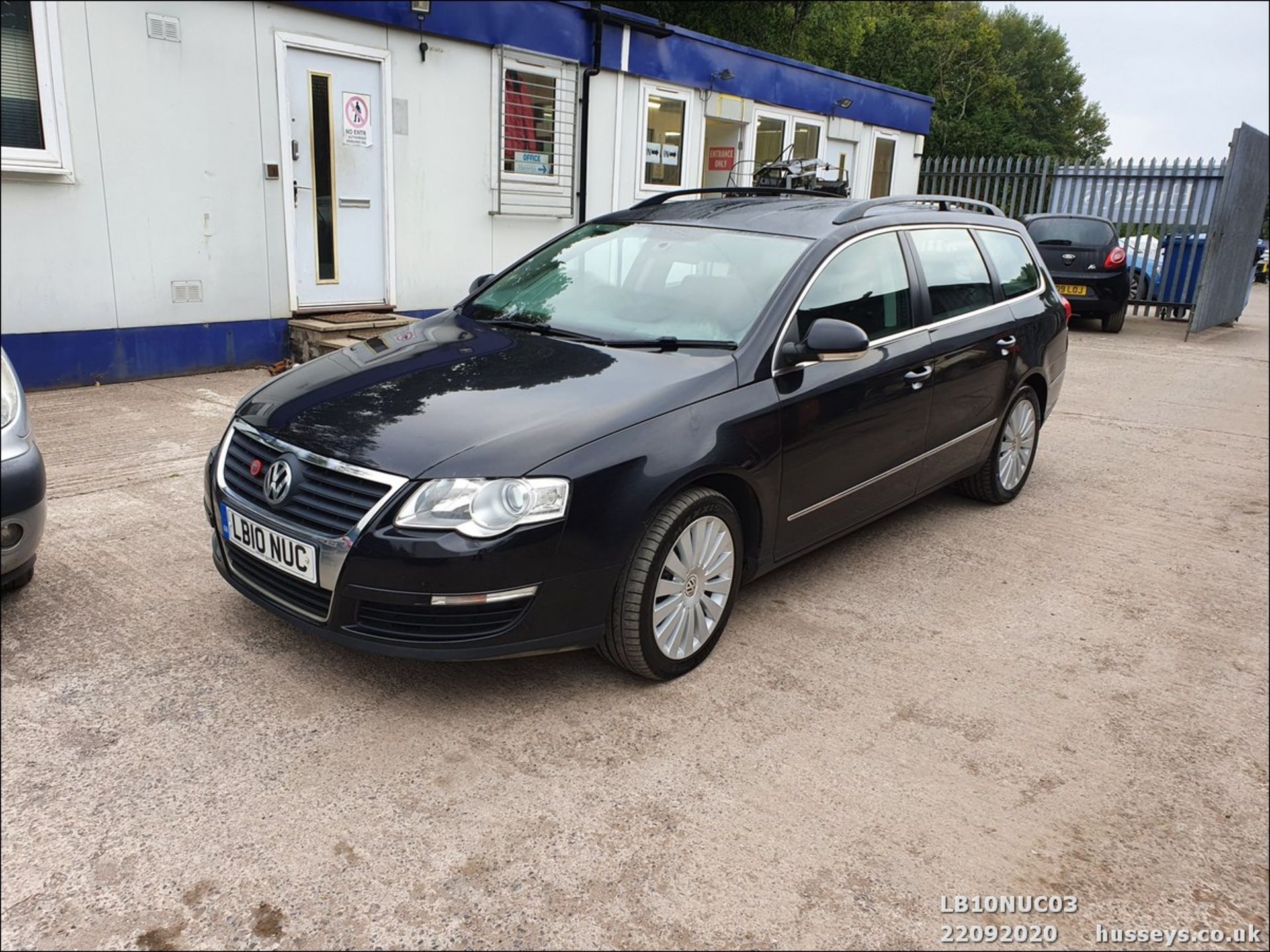 10/10 VOLKSWAGEN PASSAT HIGHLINE TDI 110 - 1968cc 5dr Estate (Black, 167k) - Image 3 of 9