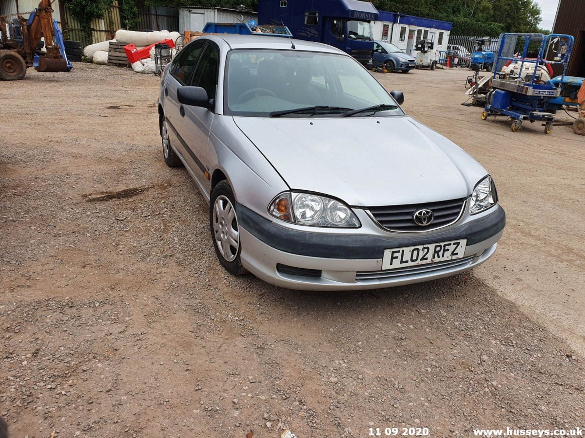 02/02 TOYOTA AVENSIS GS VVT-I AUTO - 1794cc 5dr Hatchback (Silver, 88k) - Image 2 of 13