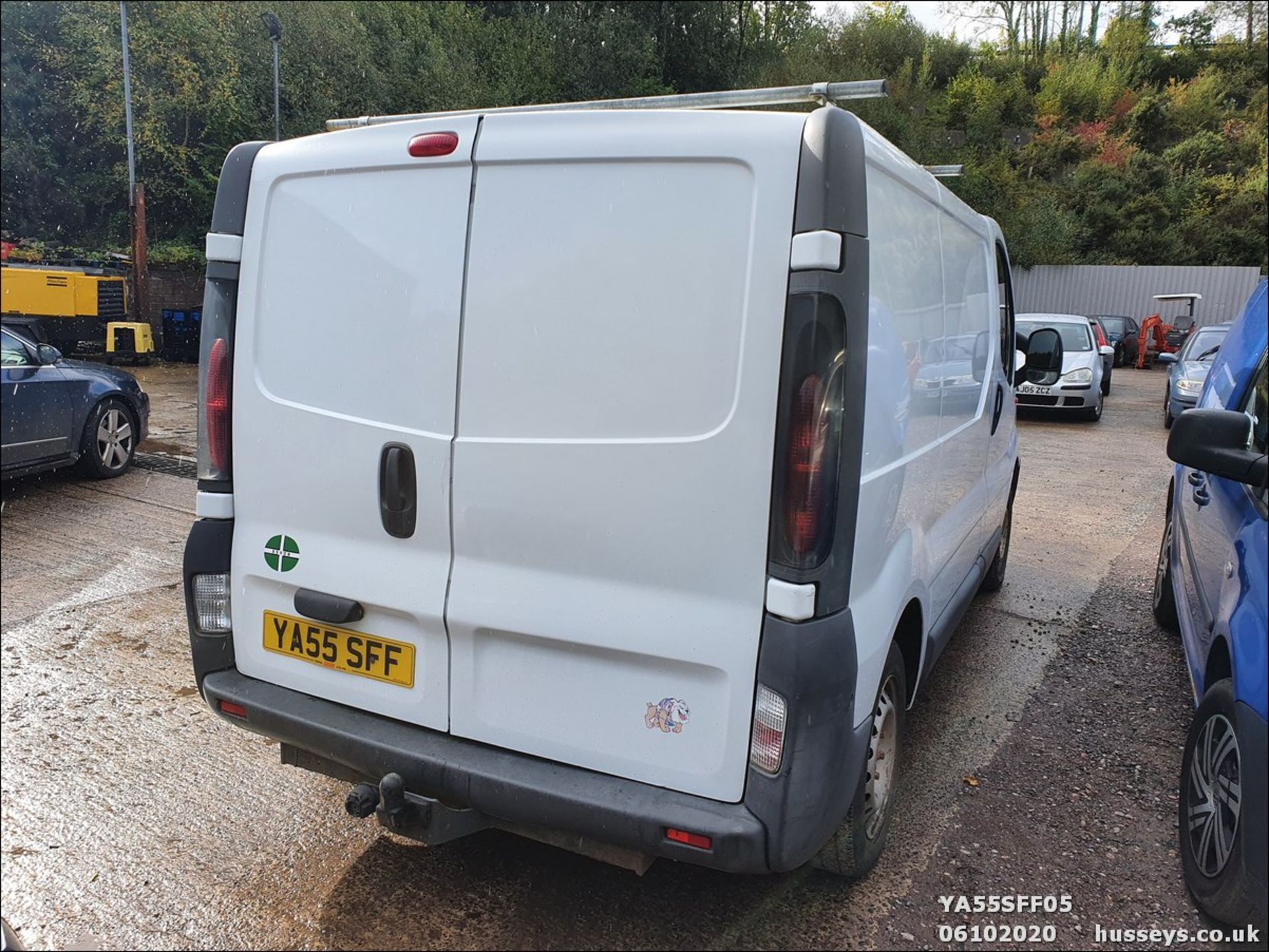 06/55 VAUXHALL VIVARO 2700 DI SWB - 1870cc 2dr Van (White, 125k) - Image 5 of 10