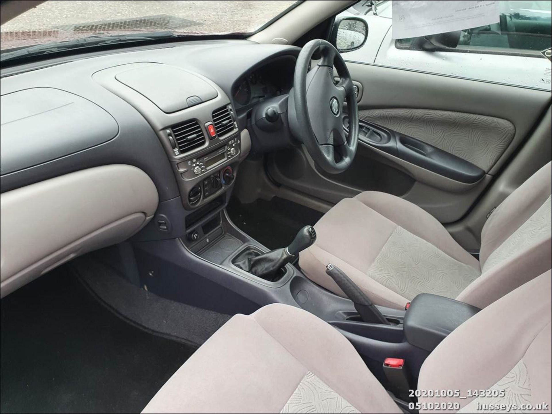 02/02 NISSAN ALMERA SE - 1497cc 5dr Hatchback (Red, 110k) - Image 3 of 11