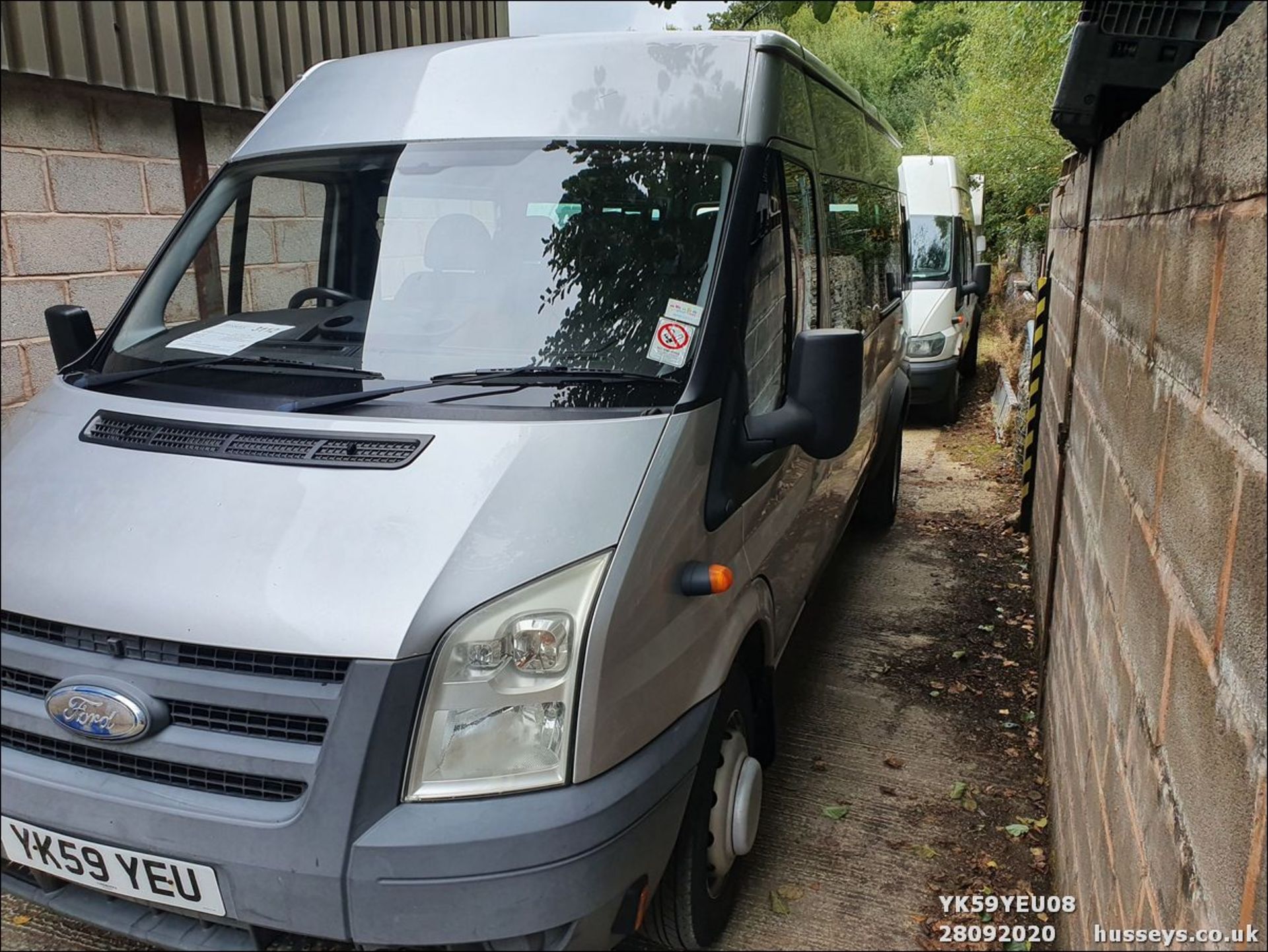 09/59 FORD TRANSIT 115 T430 17S RWD - 2402cc 5dr Minibus (Silver, 177k) - Image 8 of 9
