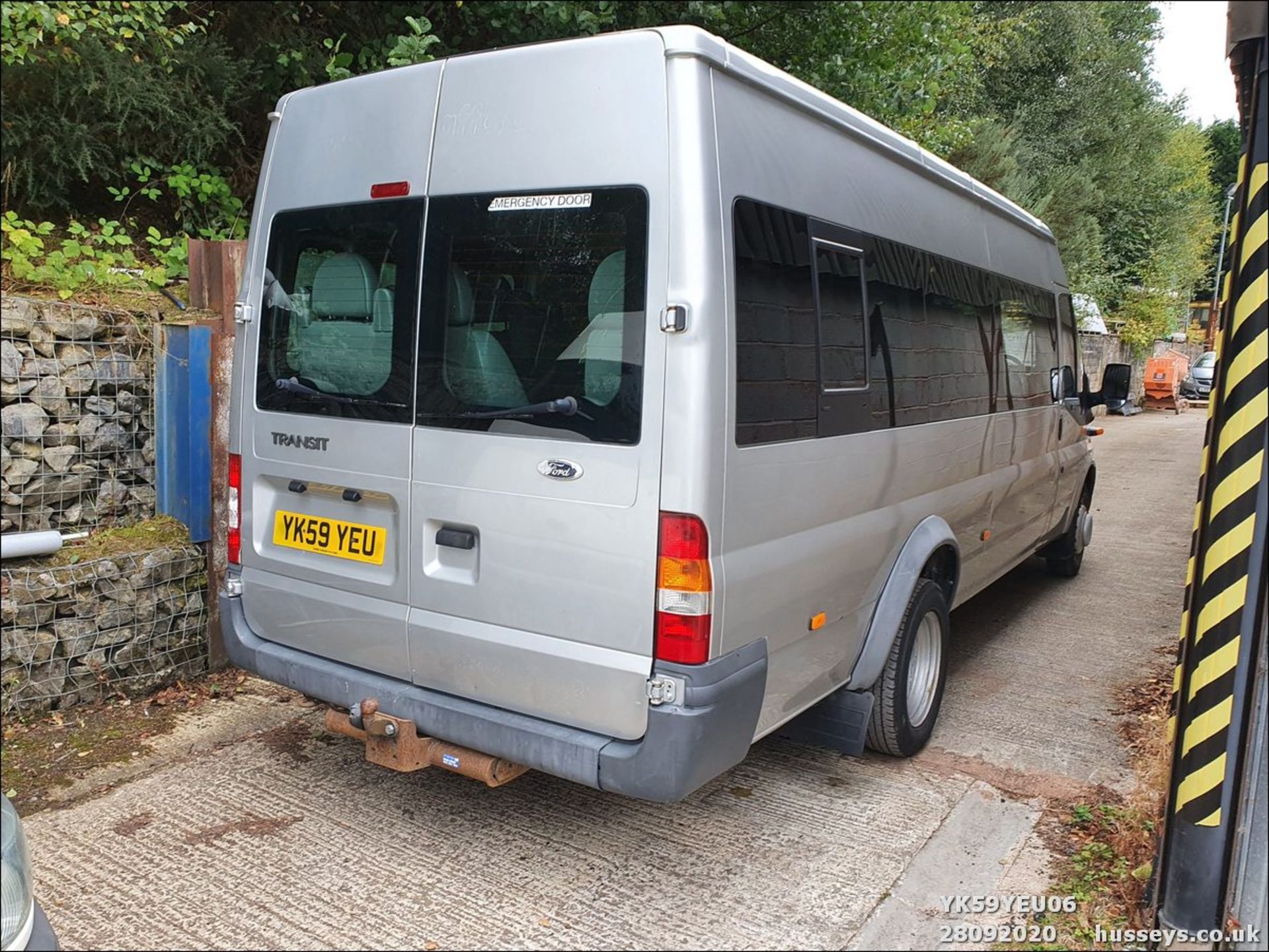 09/59 FORD TRANSIT 115 T430 17S RWD - 2402cc 5dr Minibus (Silver, 177k) - Image 6 of 9