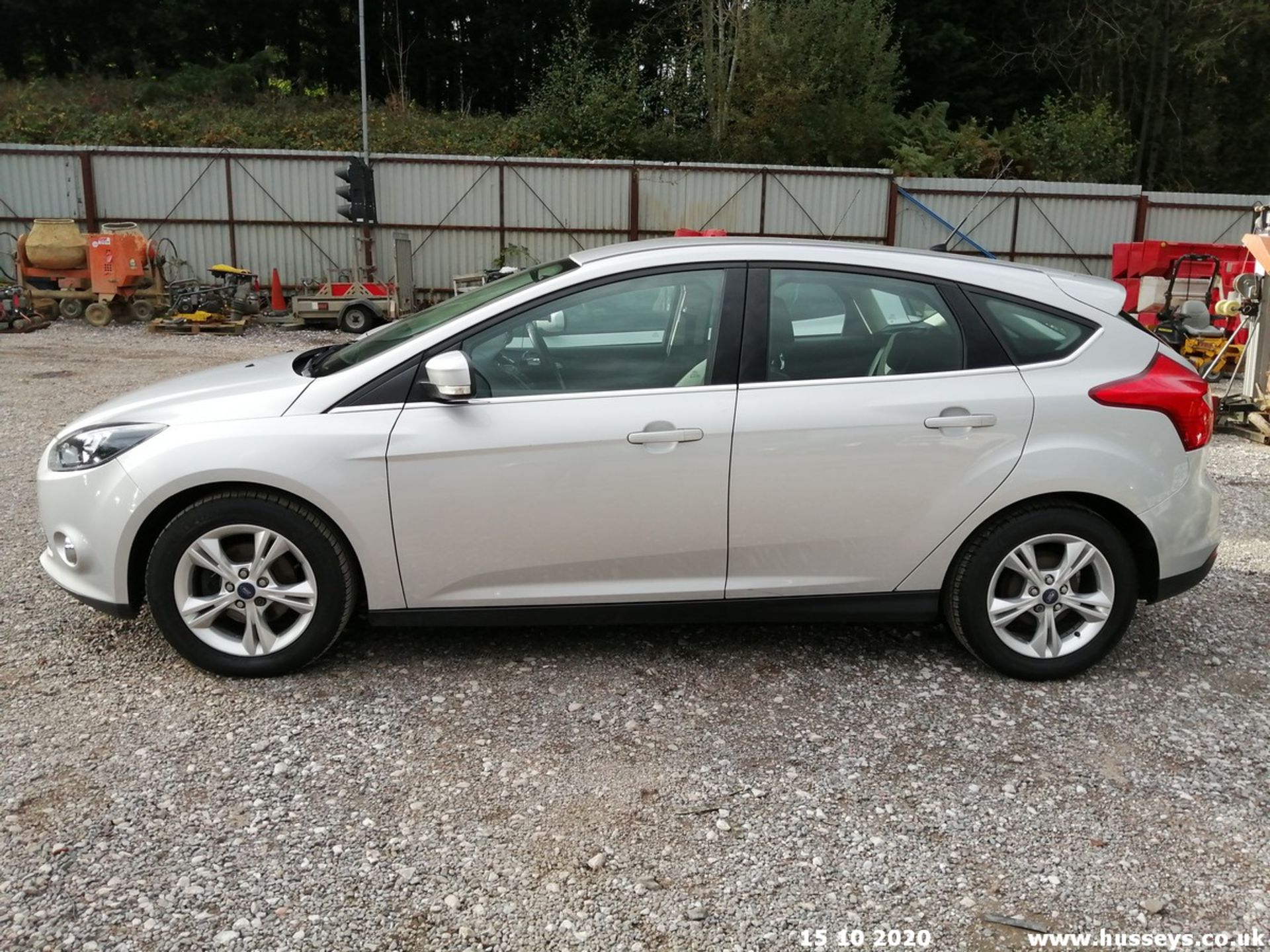 12/12 FORD FOCUS ZETEC TURBO - 998cc 5dr Hatchback (Silver, 71k) - Image 4 of 10