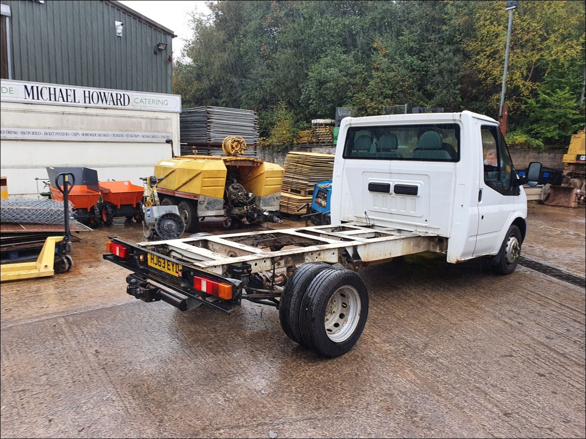 13/63 FORD TRANSIT 100 T350 RWD CHASSIS CAB - 2198cc 2dr (White, 105k) - Image 7 of 9