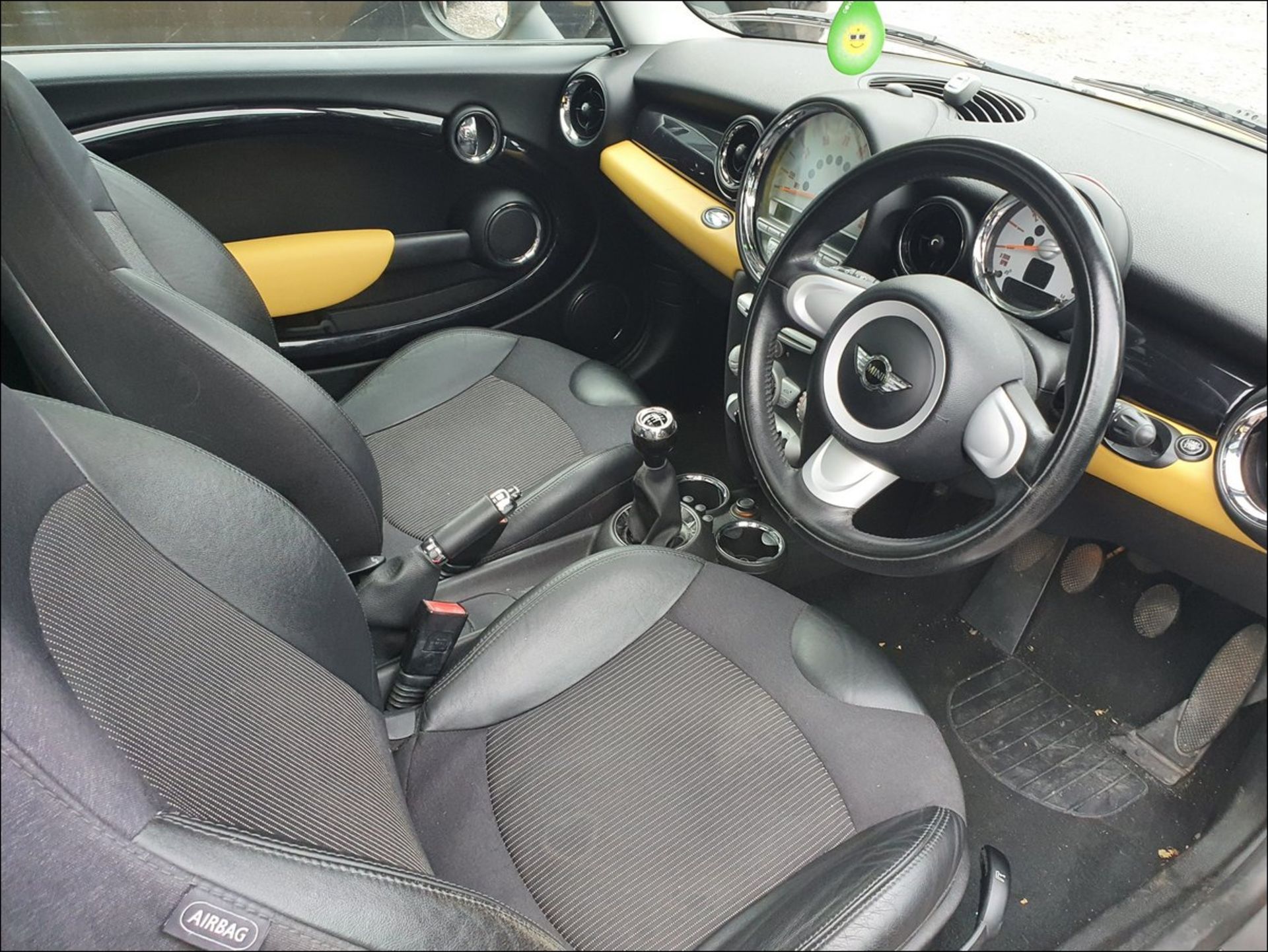 07/07 MINI COOPER - 1598cc 3dr Hatchback (Yellow, 79k) - Image 5 of 9