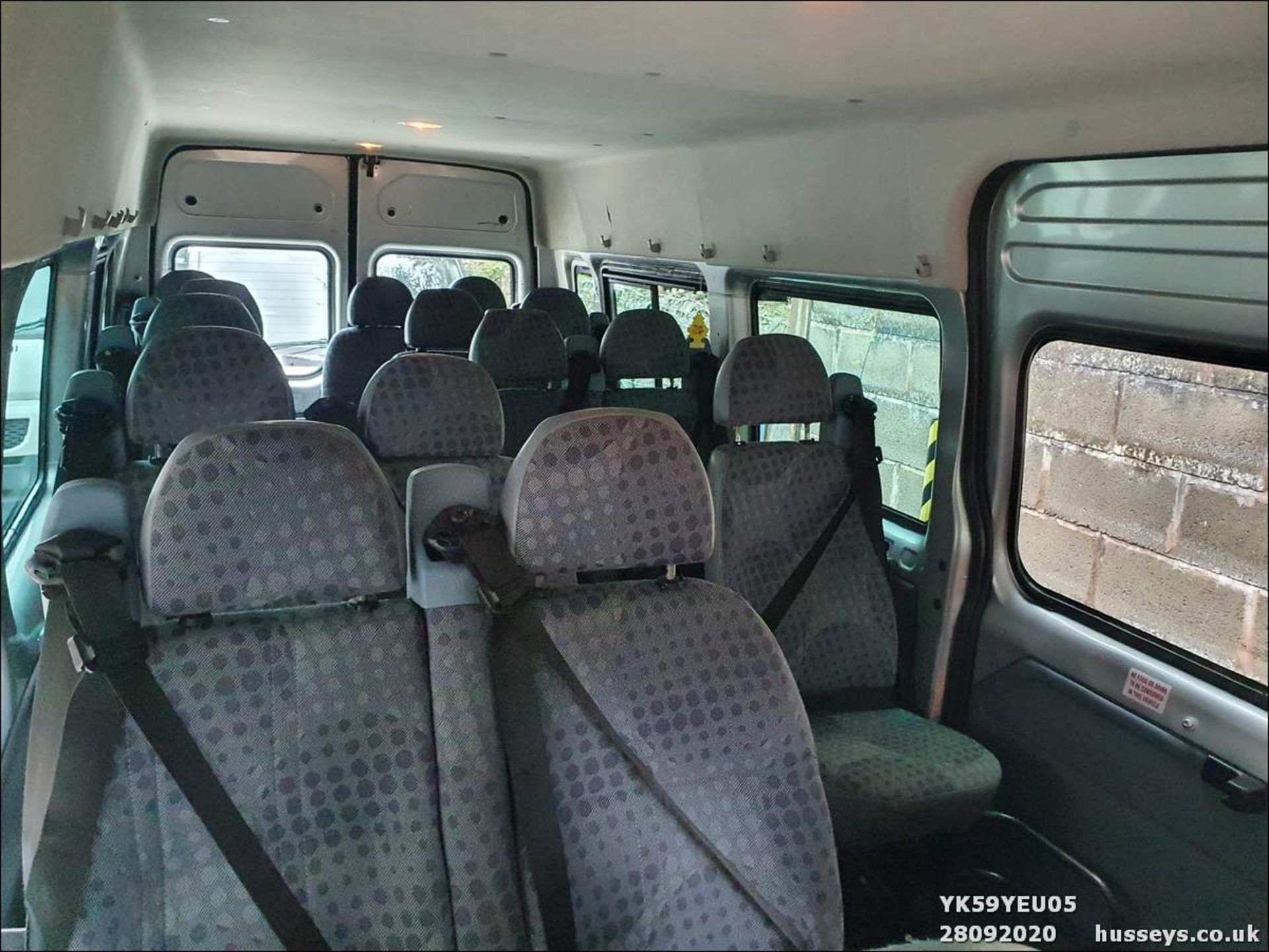 09/59 FORD TRANSIT 115 T430 17S RWD - 2402cc 5dr Minibus (Silver, 177k) - Image 6 of 12