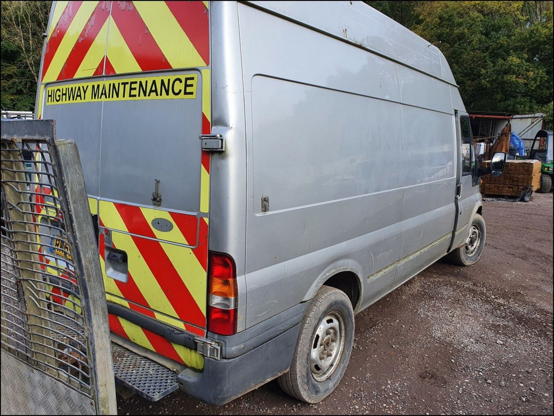 05/55 FORD TRANSIT 350 LWB - 2402cc 2dr Van (Silver, 170k) - Image 3 of 6