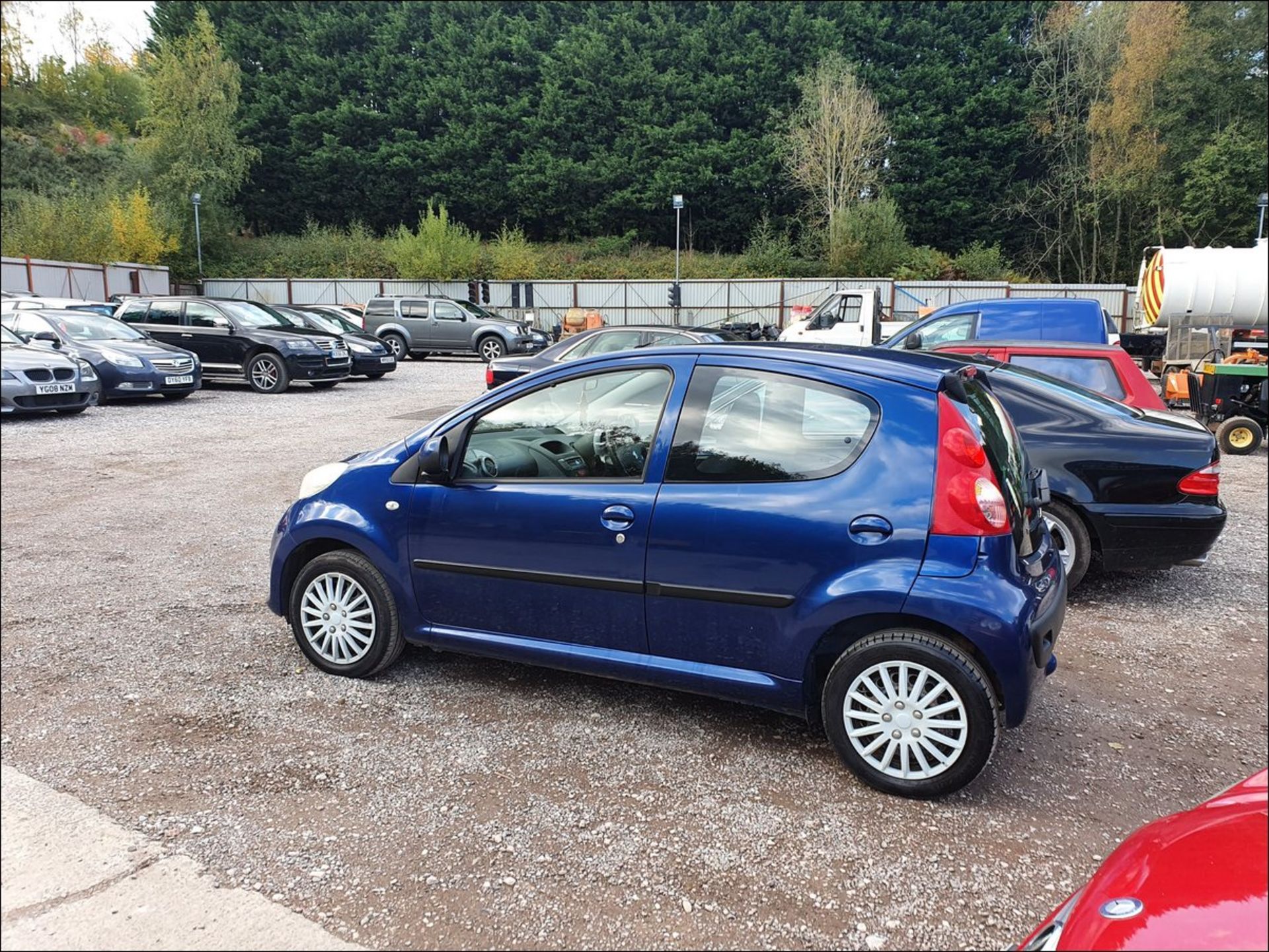 06/06 PEUGEOT 107 URBAN SEMI-AUTO - 998cc 5dr Hatchback (Blue, 72k) - Image 3 of 12