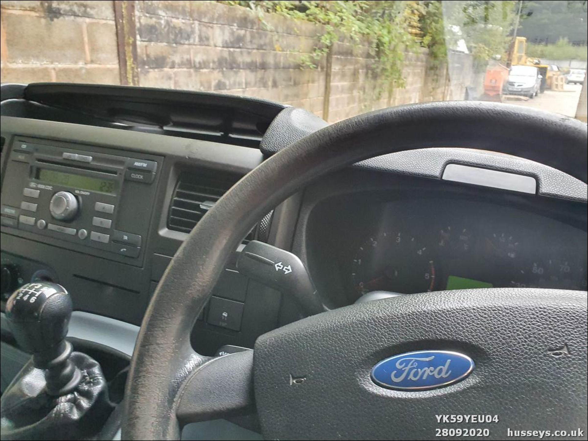 09/59 FORD TRANSIT 115 T430 17S RWD - 2402cc 5dr Minibus (Silver, 177k) - Image 5 of 12