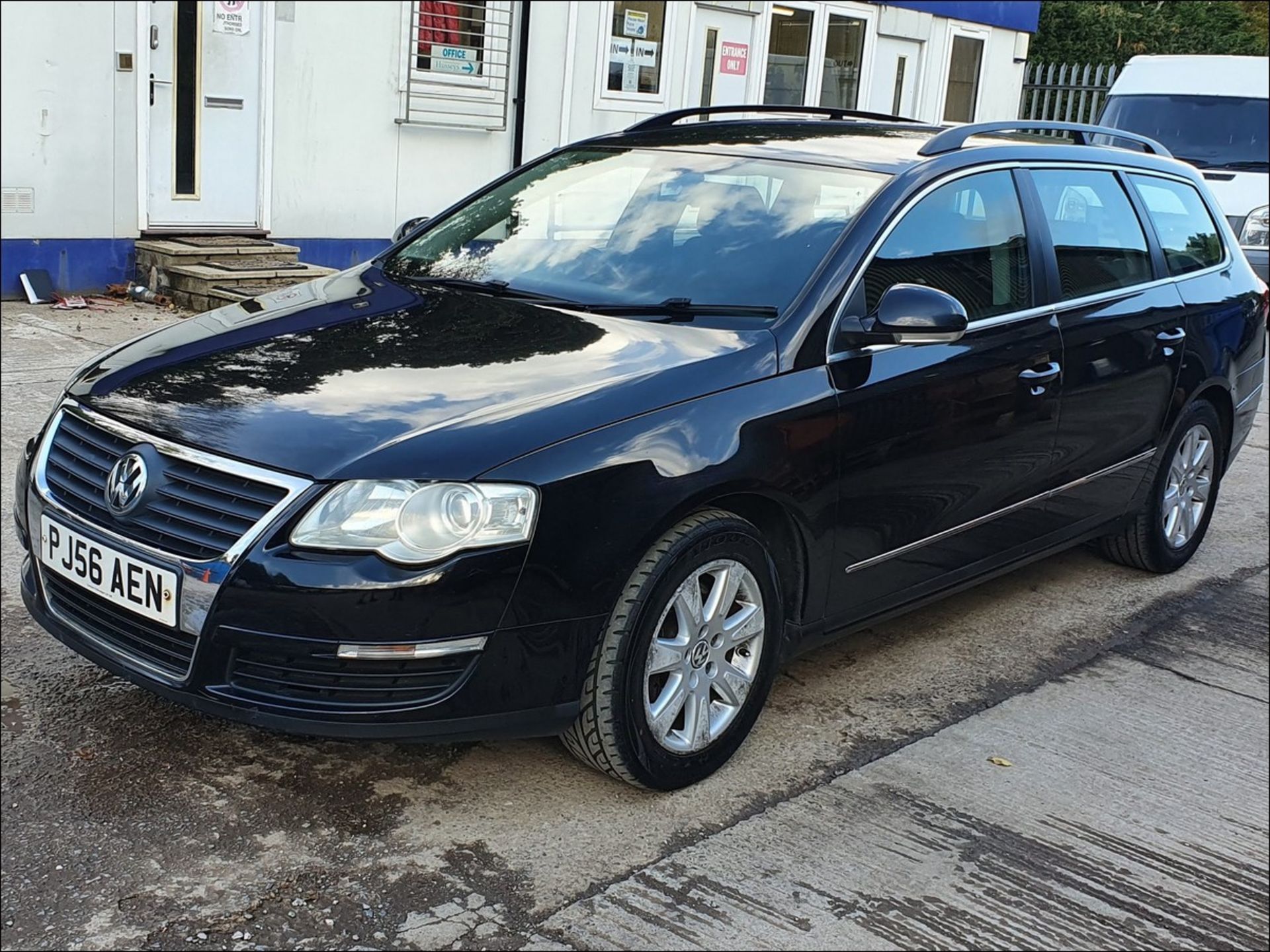 06/56 VOLKSWAGEN PASSAT SE TDI AUTO - 1968cc 5dr Estate (Black, 208k)