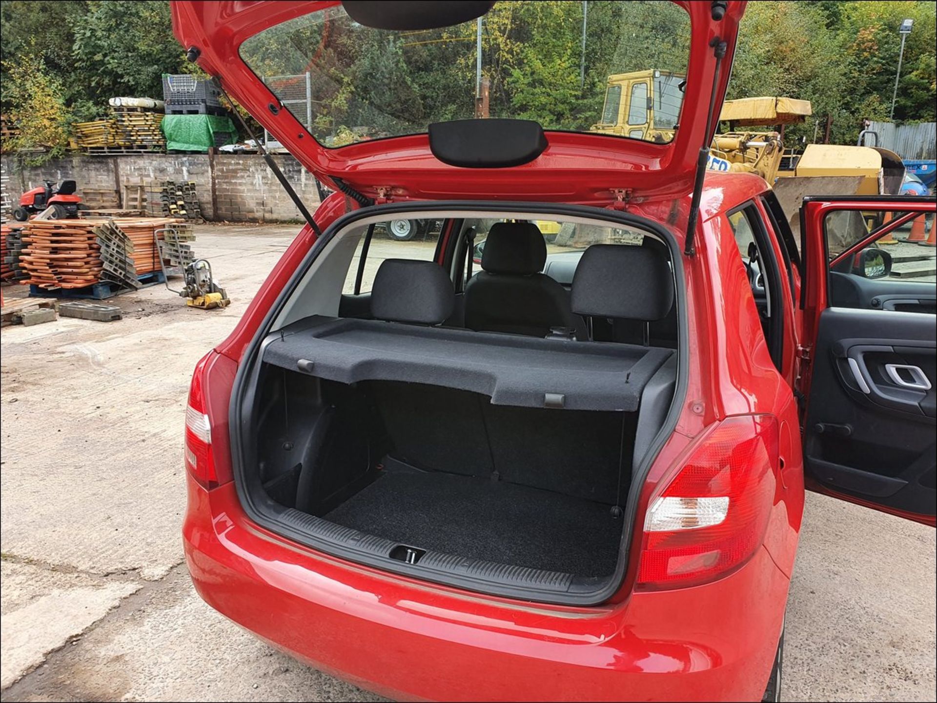 09/59 SKODA FABIA 2 HTP 70 - 1198cc 5dr Hatchback (Red, 138k) - Image 10 of 13