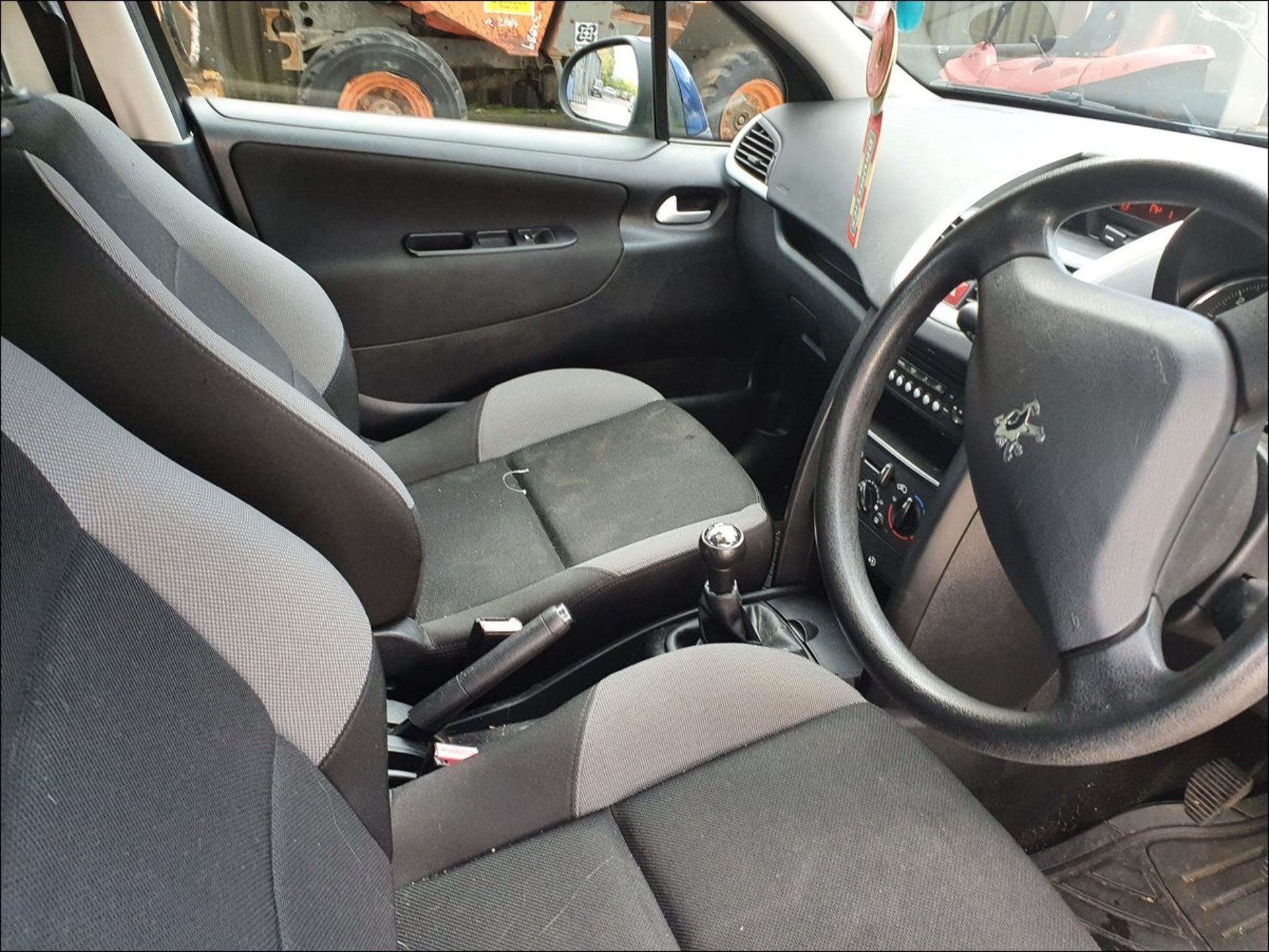 09/09 PEUGEOT 207 S - 1360cc 5dr Hatchback (Blue, 96k) - Image 4 of 10