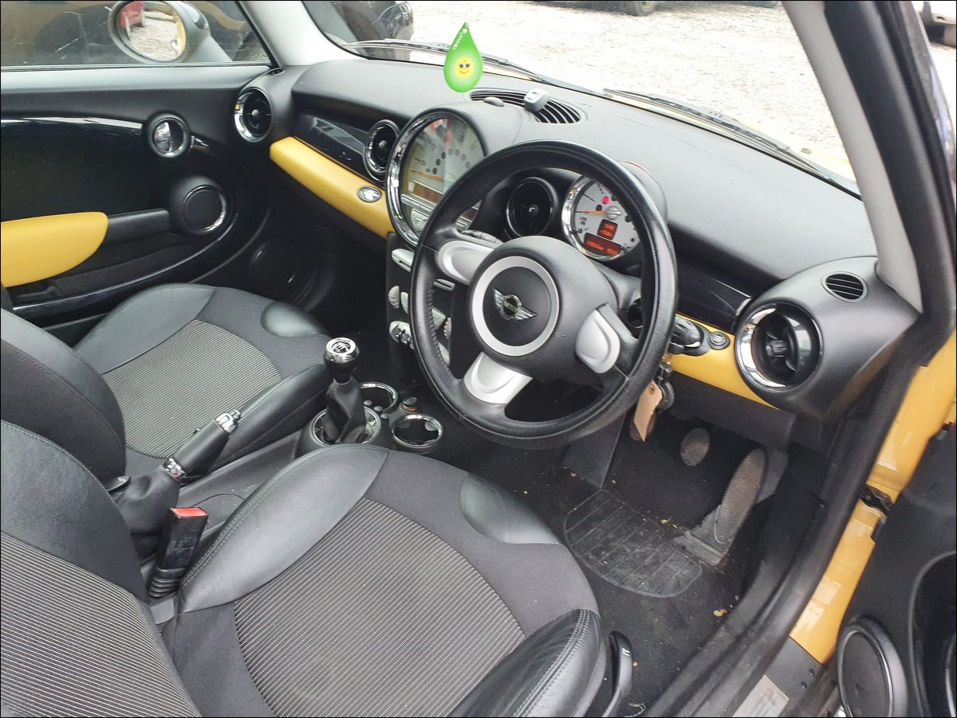 07/07 MINI COOPER - 1598cc 3dr Hatchback (Yellow, 79k) - Image 3 of 9