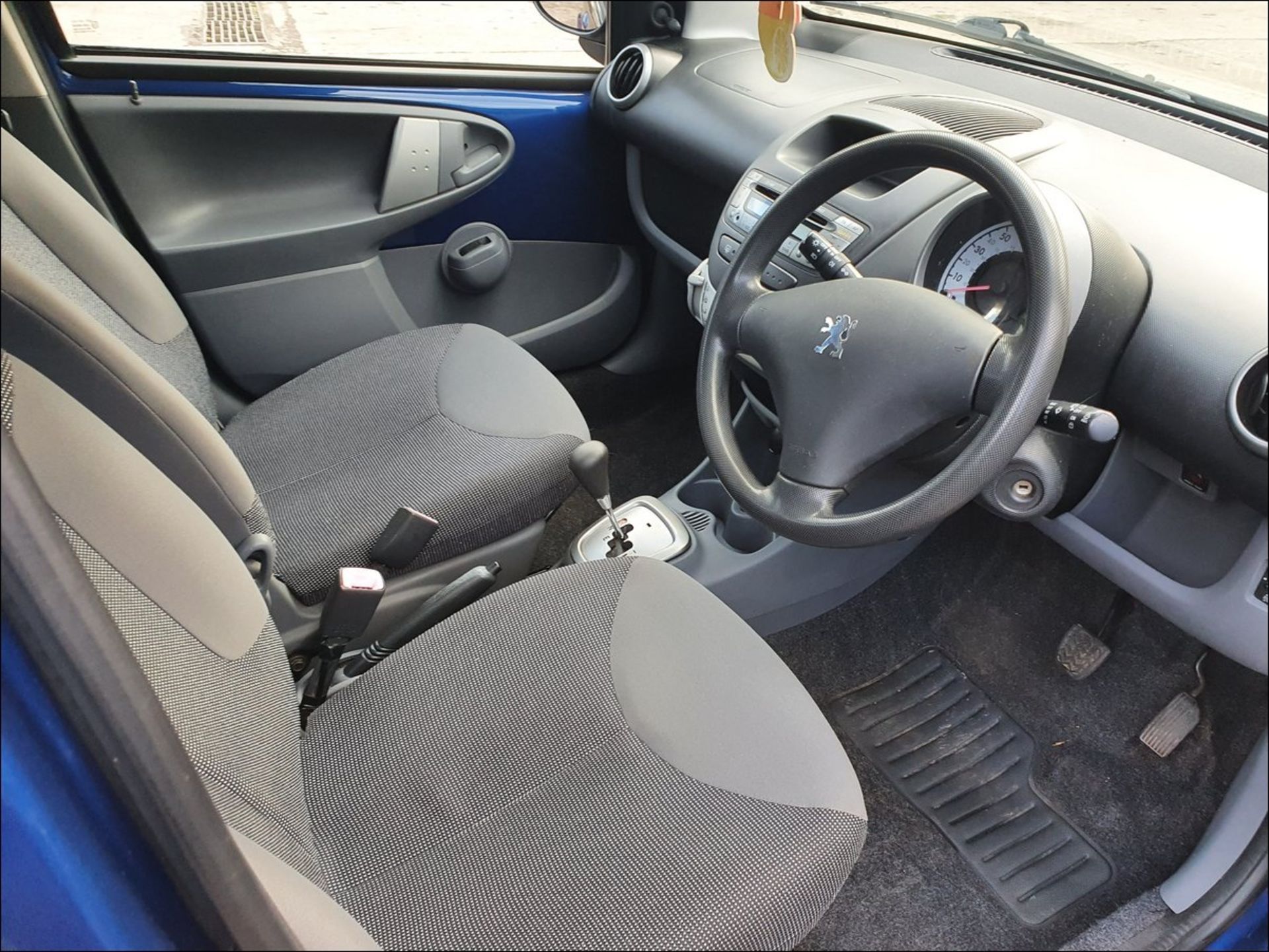 06/06 PEUGEOT 107 URBAN SEMI-AUTO - 998cc 5dr Hatchback (Blue, 72k) - Image 7 of 12