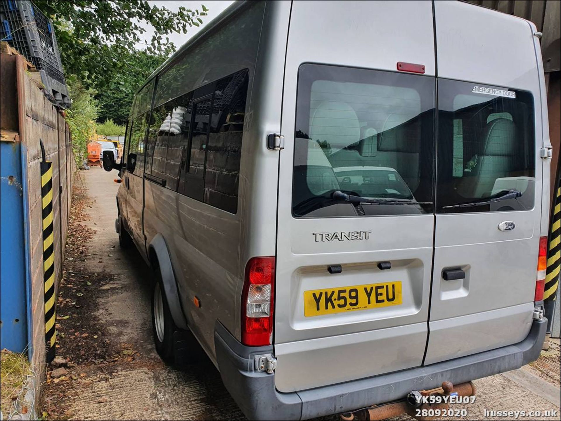 09/59 FORD TRANSIT 115 T430 17S RWD - 2402cc 5dr Minibus (Silver, 177k) - Image 8 of 12