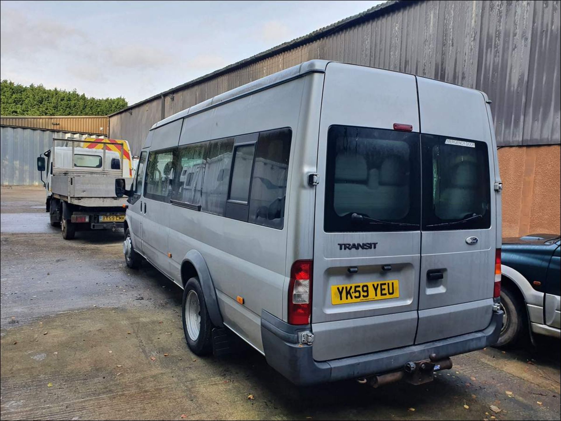 09/59 FORD TRANSIT 115 T430 17S RWD - 2402cc 5dr Minibus (Silver, 177k) - Image 11 of 12