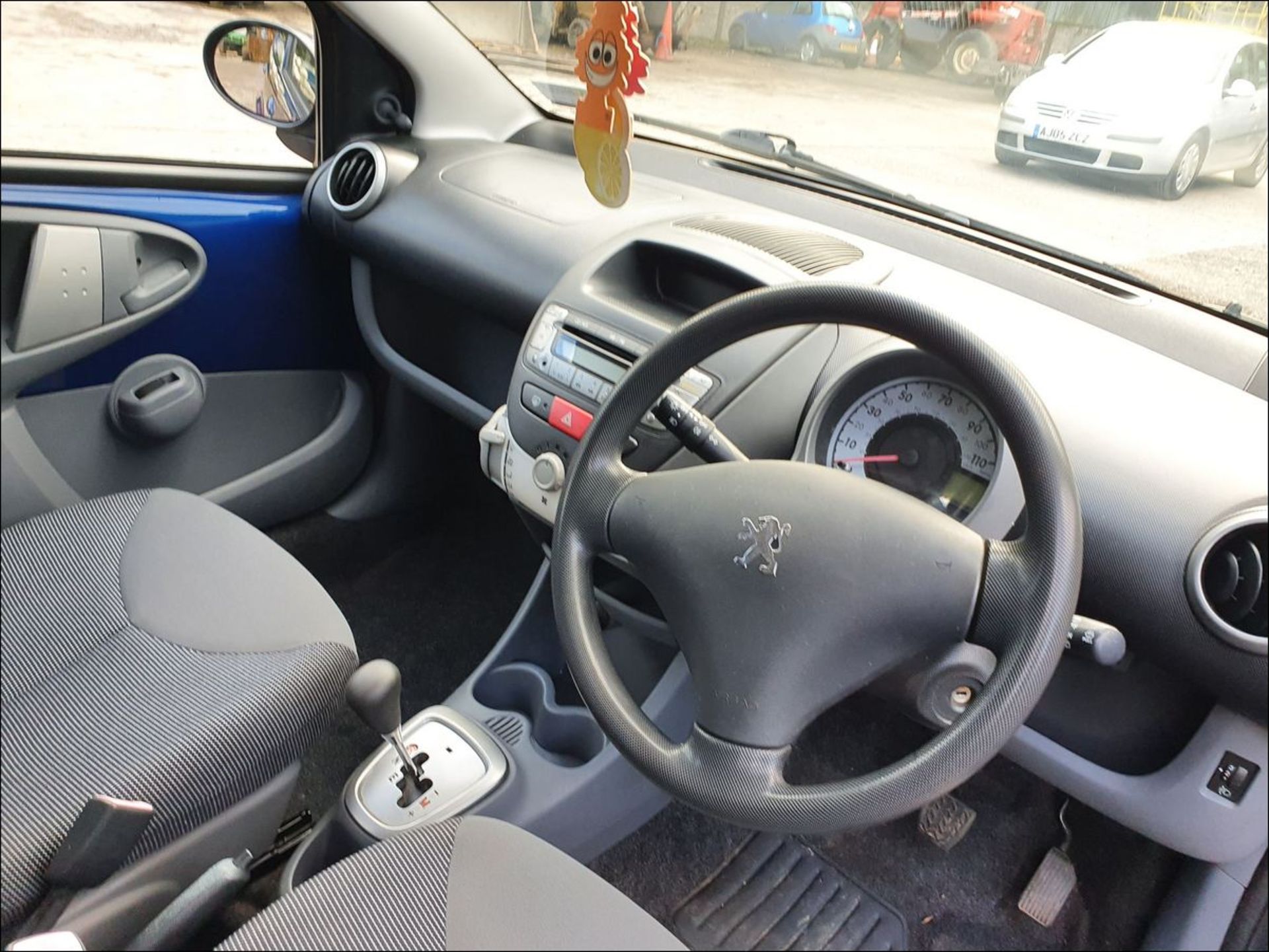 06/06 PEUGEOT 107 URBAN SEMI-AUTO - 998cc 5dr Hatchback (Blue, 72k) - Image 8 of 12