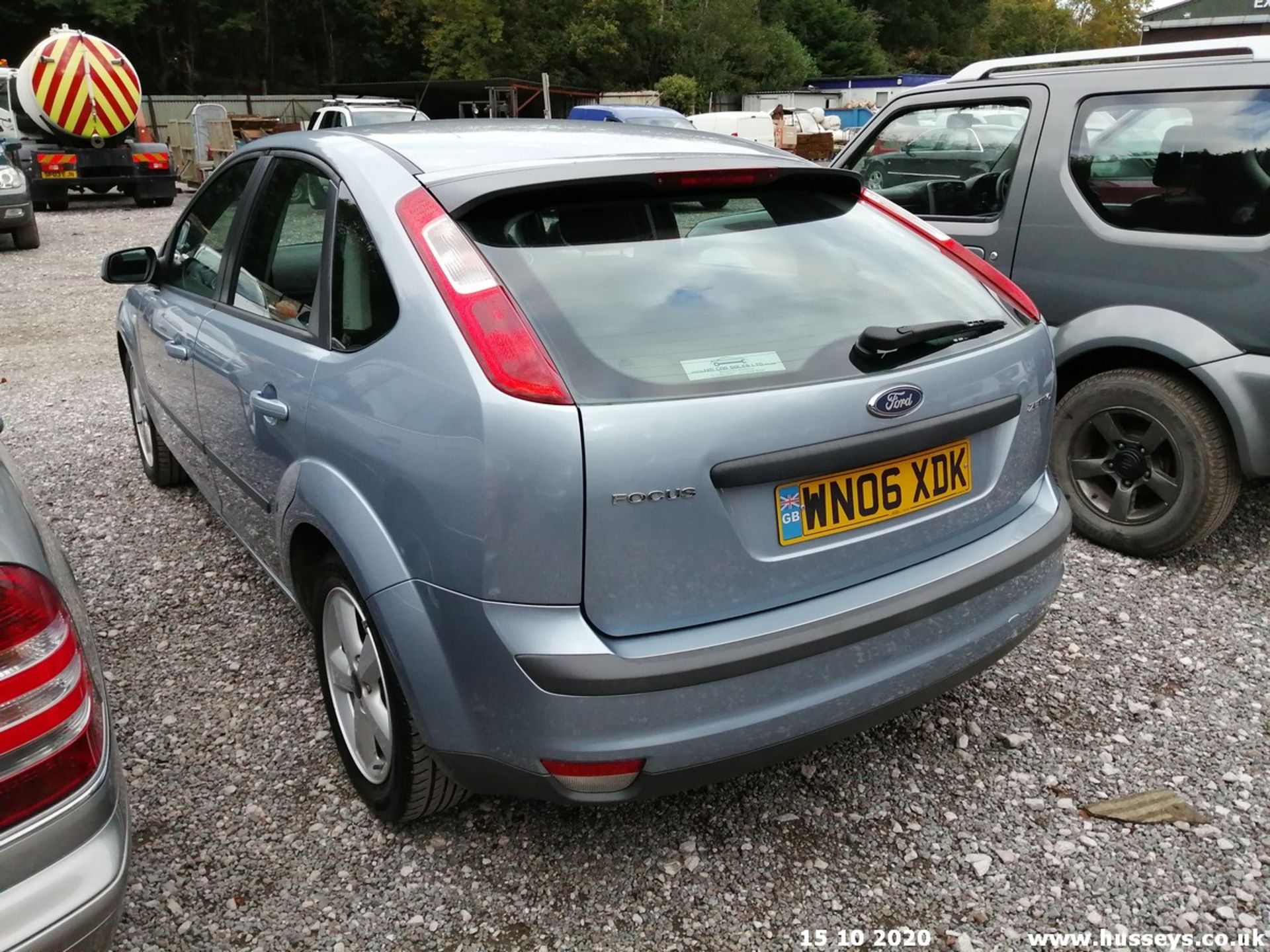 06/06 FORD FOCUS ZETEC CLIMATE 116 - 1596cc 5dr Hatchback (Blue, 66k) - Image 4 of 10