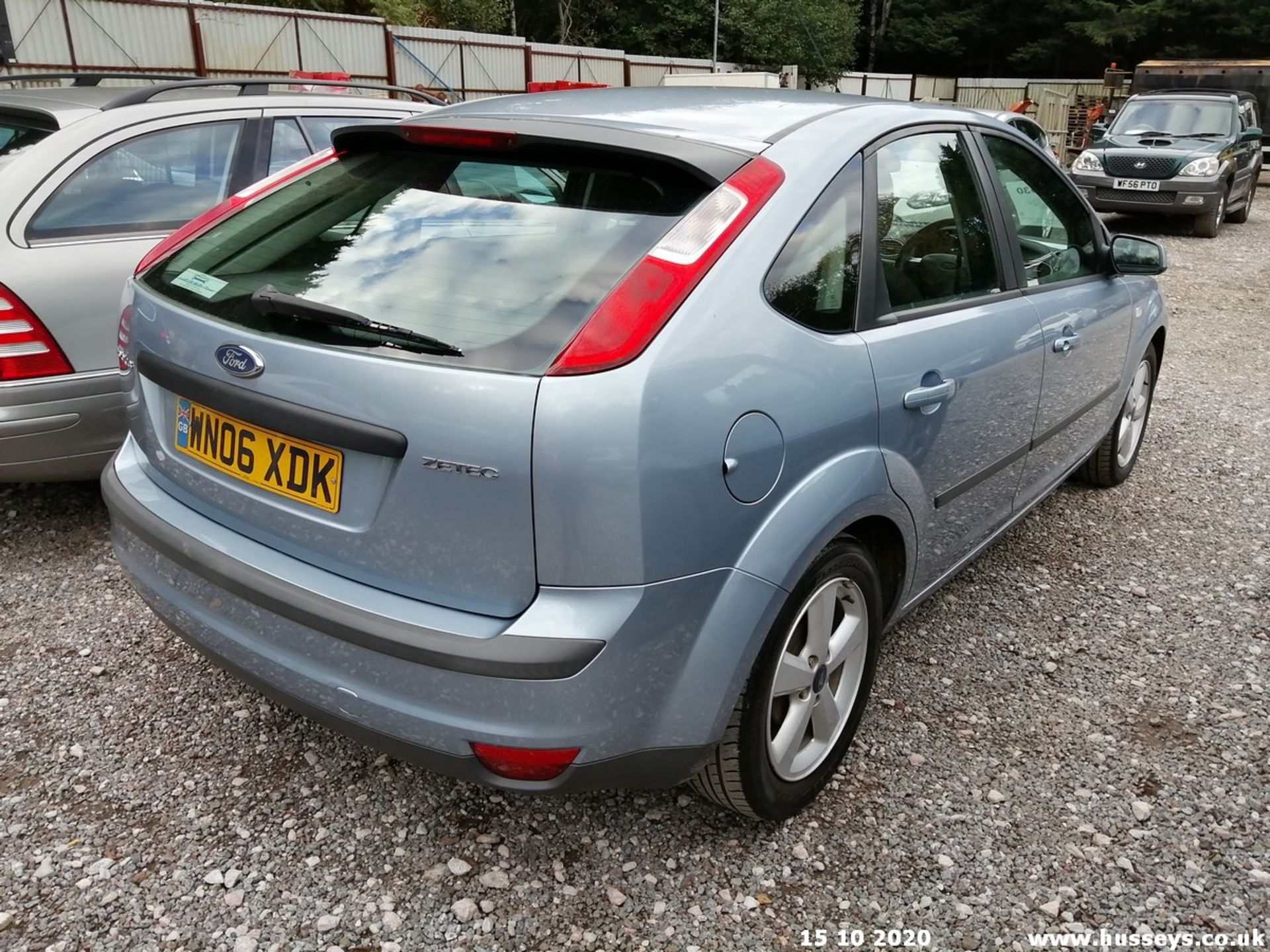 06/06 FORD FOCUS ZETEC CLIMATE 116 - 1596cc 5dr Hatchback (Blue, 66k) - Image 2 of 10