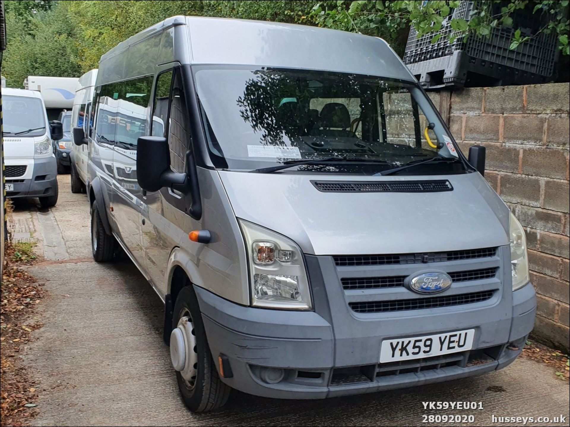09/59 FORD TRANSIT 115 T430 17S RWD - 2402cc 5dr Minibus (Silver, 177k) - Image 2 of 12