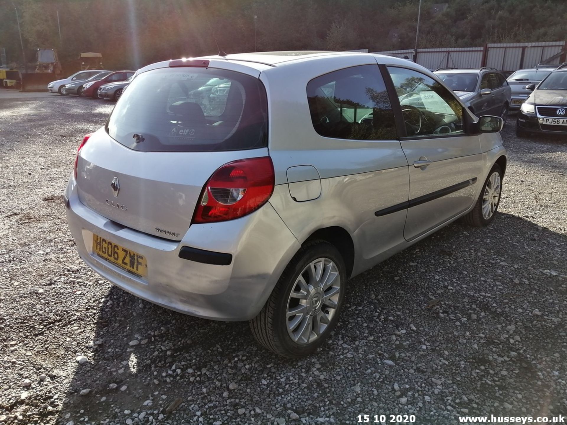 06/06 RENAULT CLIO DYNAMIQUE S - 1390cc 3dr Hatchback (Silver, 104k) - Image 5 of 9