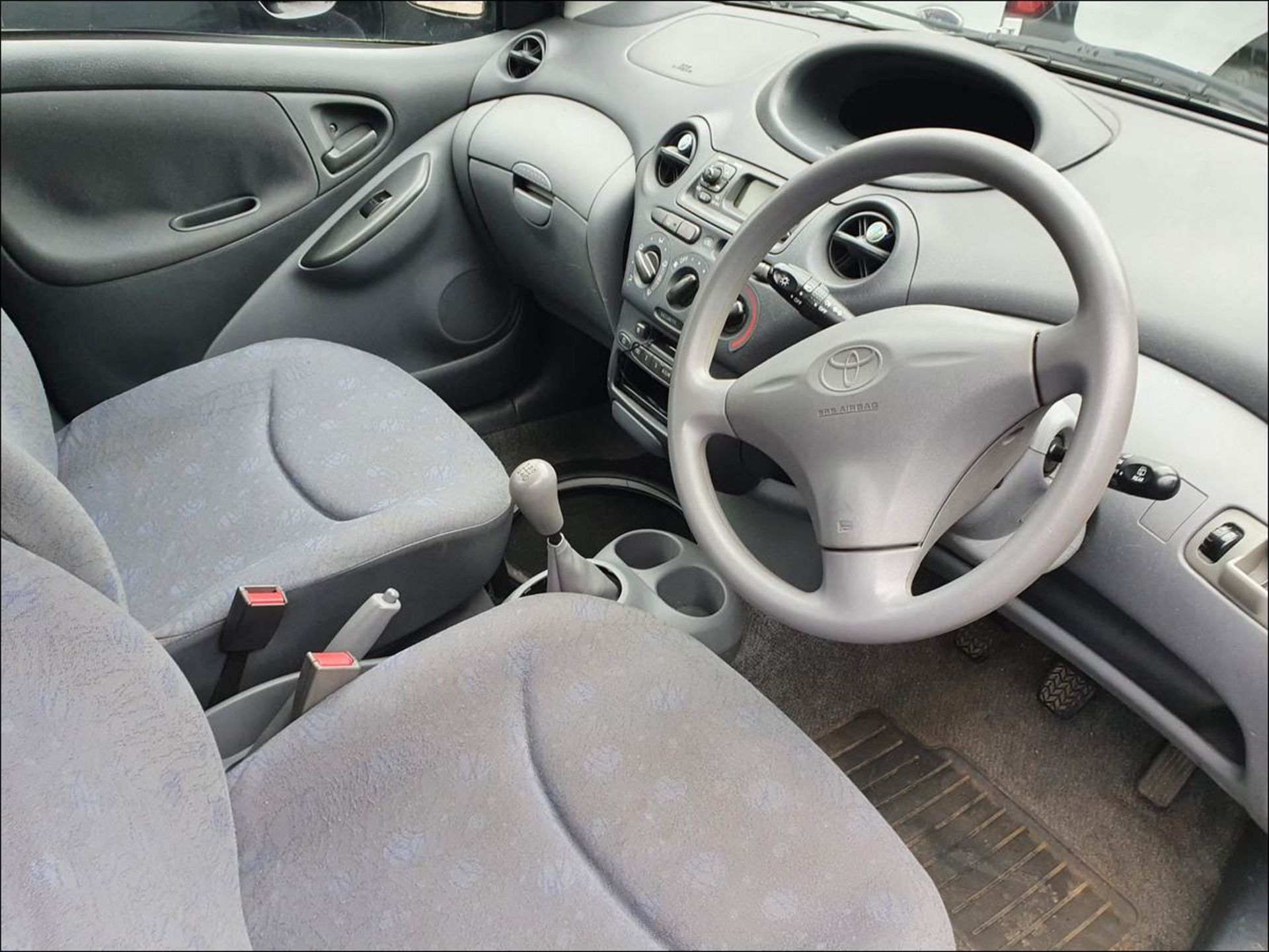 02/02 TOYOTA YARIS GS - 998cc 5dr Hatchback (Blue, 101k) - Image 5 of 11