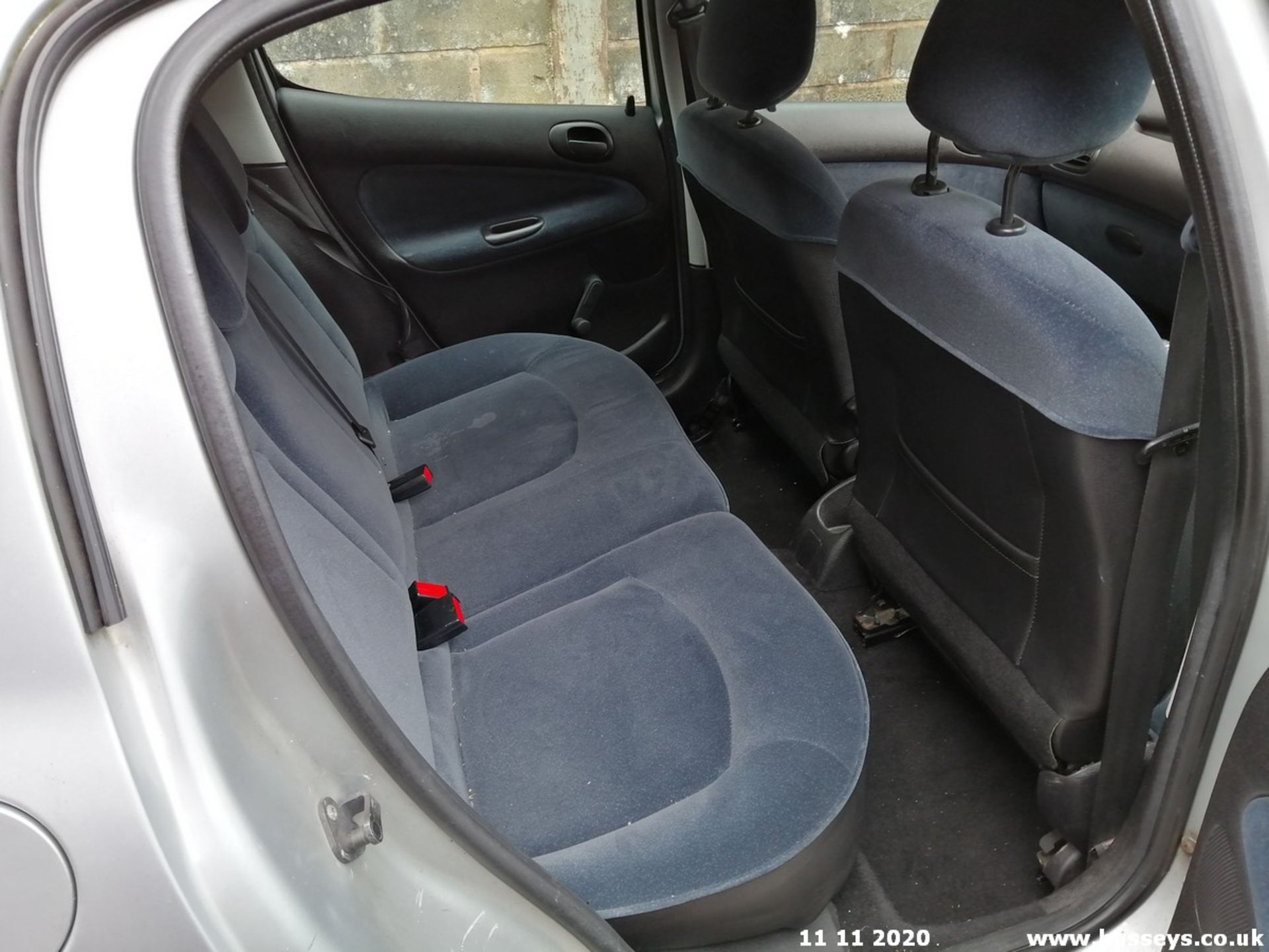 02/02 PEUGEOT 206 GLX - 1587cc 5dr Hatchback (Silver, 56k) - Image 12 of 12