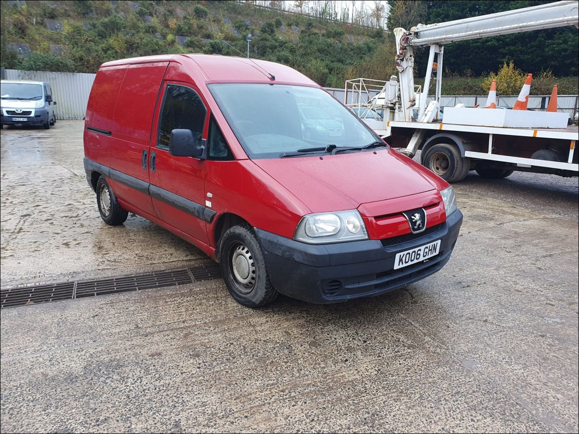 06/06 PEUGEOT EXPERT 815D - 1868cc 6dr Van (Red, 189k) - Image 2 of 11