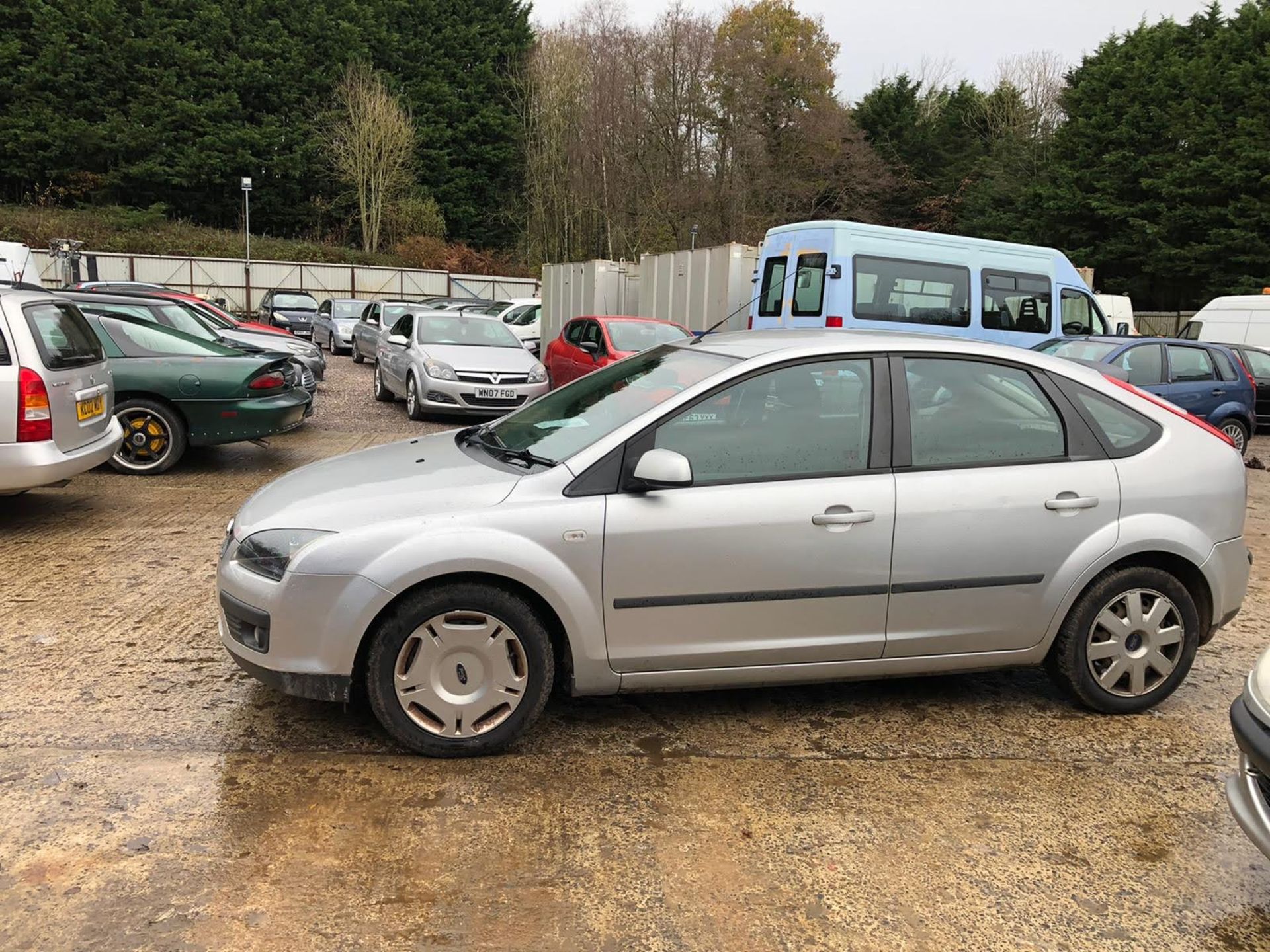 07/56 FORD FOCUS ZETEC CLIMATE - 1596cc 5dr Hatchback (Silver, 104k) - Image 3 of 6