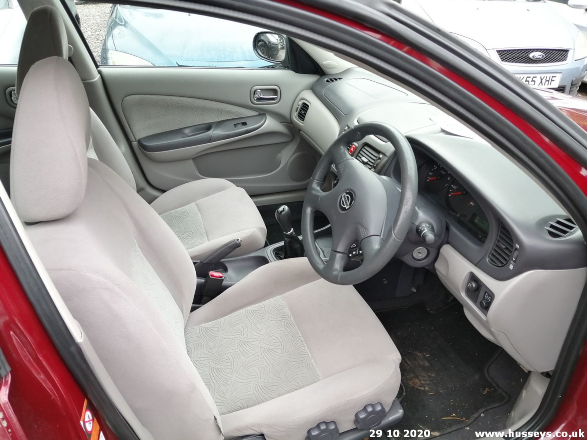 02/02 NISSAN ALMERA SE - 1497cc 5dr Hatchback (Red, 111k) - Image 9 of 11