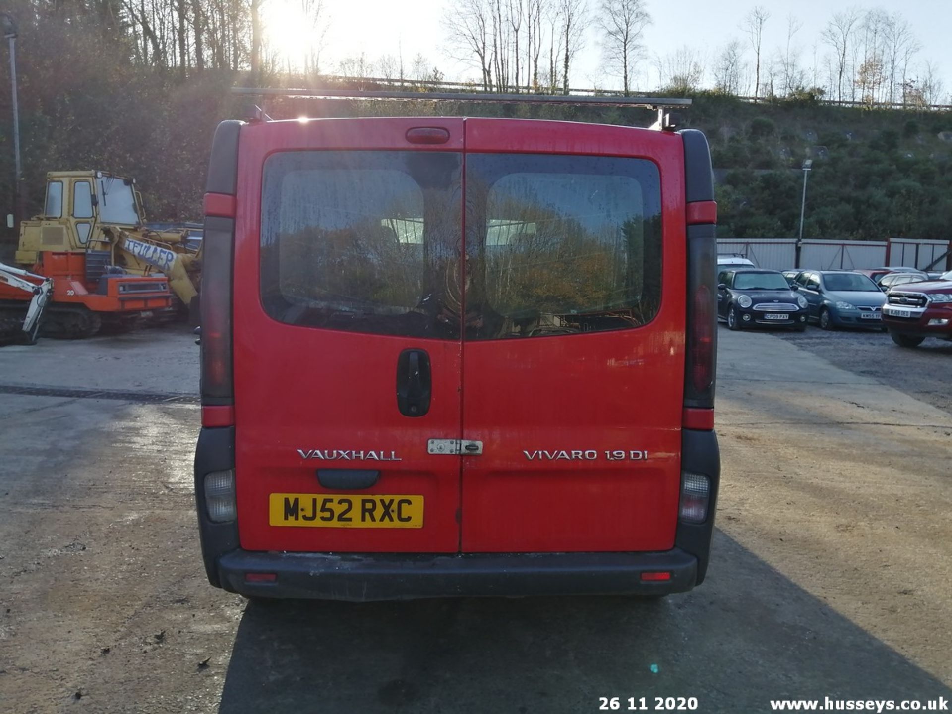 03/52 VAUXHALL VIVARO 2700 DI SWB - 1870cc 5dr Van (Red, 84k) - Image 7 of 9