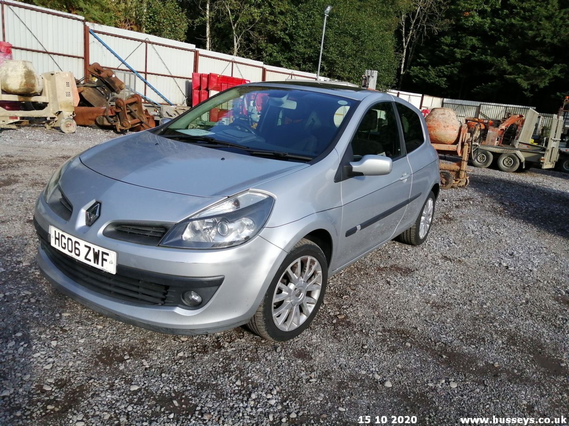 06/06 RENAULT CLIO DYNAMIQUE S - 1390cc 3dr Hatchback (Silver, 104k) - Image 2 of 11