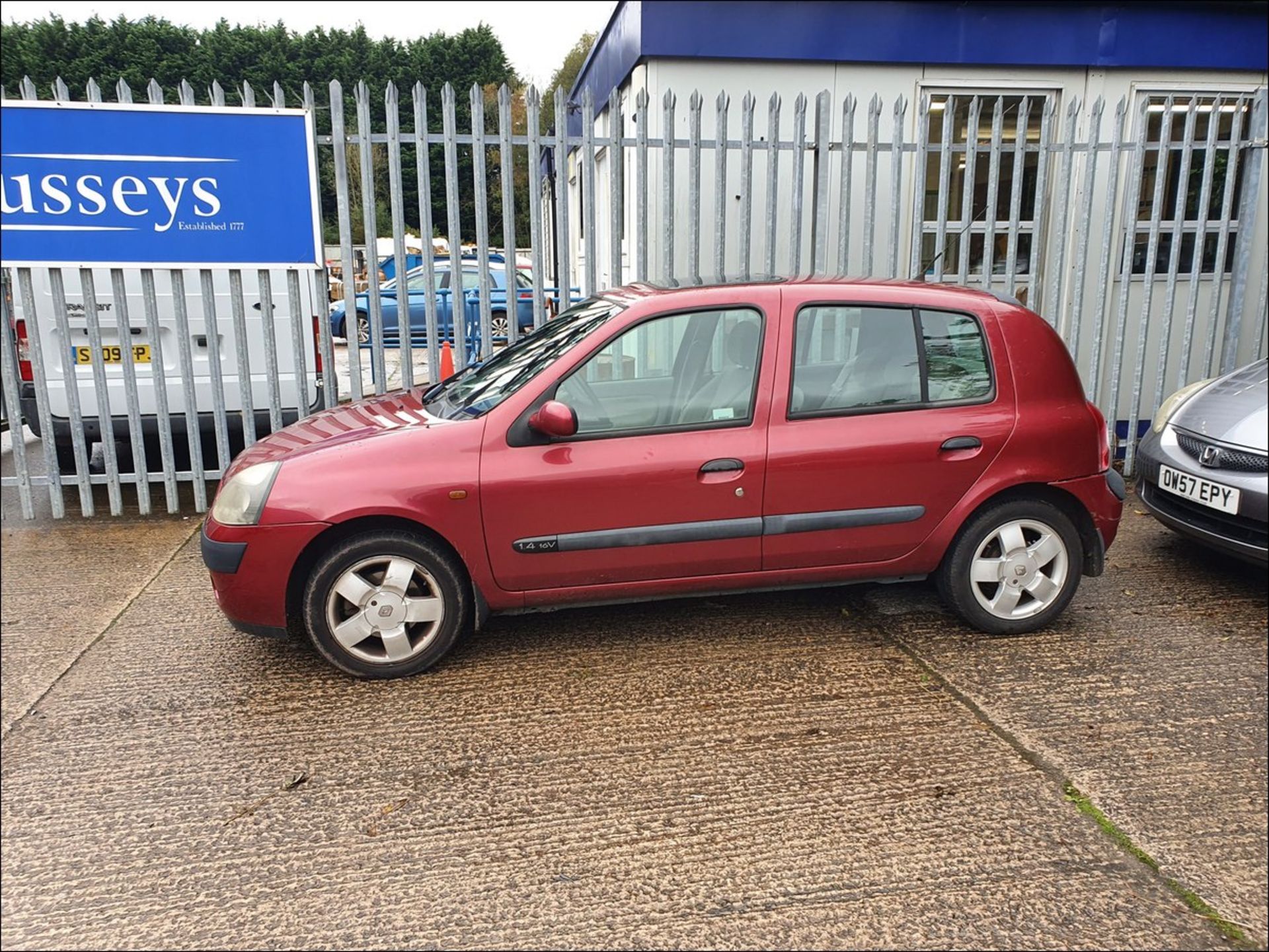 02/02 RENAULT CLIO PRIVILEGE 16V - 1390cc 5dr Hatchback (Red, 82k) - Image 3 of 11