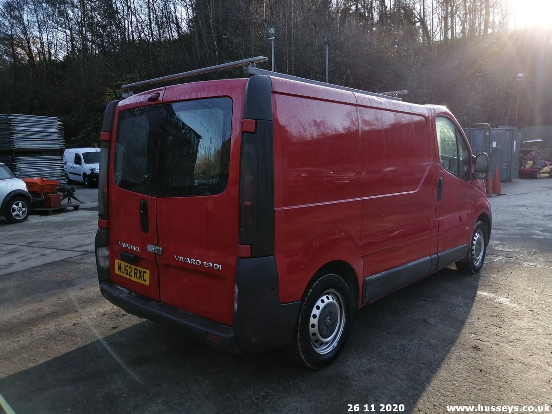 03/52 VAUXHALL VIVARO 2700 DI SWB - 1870cc 5dr Van (Red, 84k) - Image 6 of 9