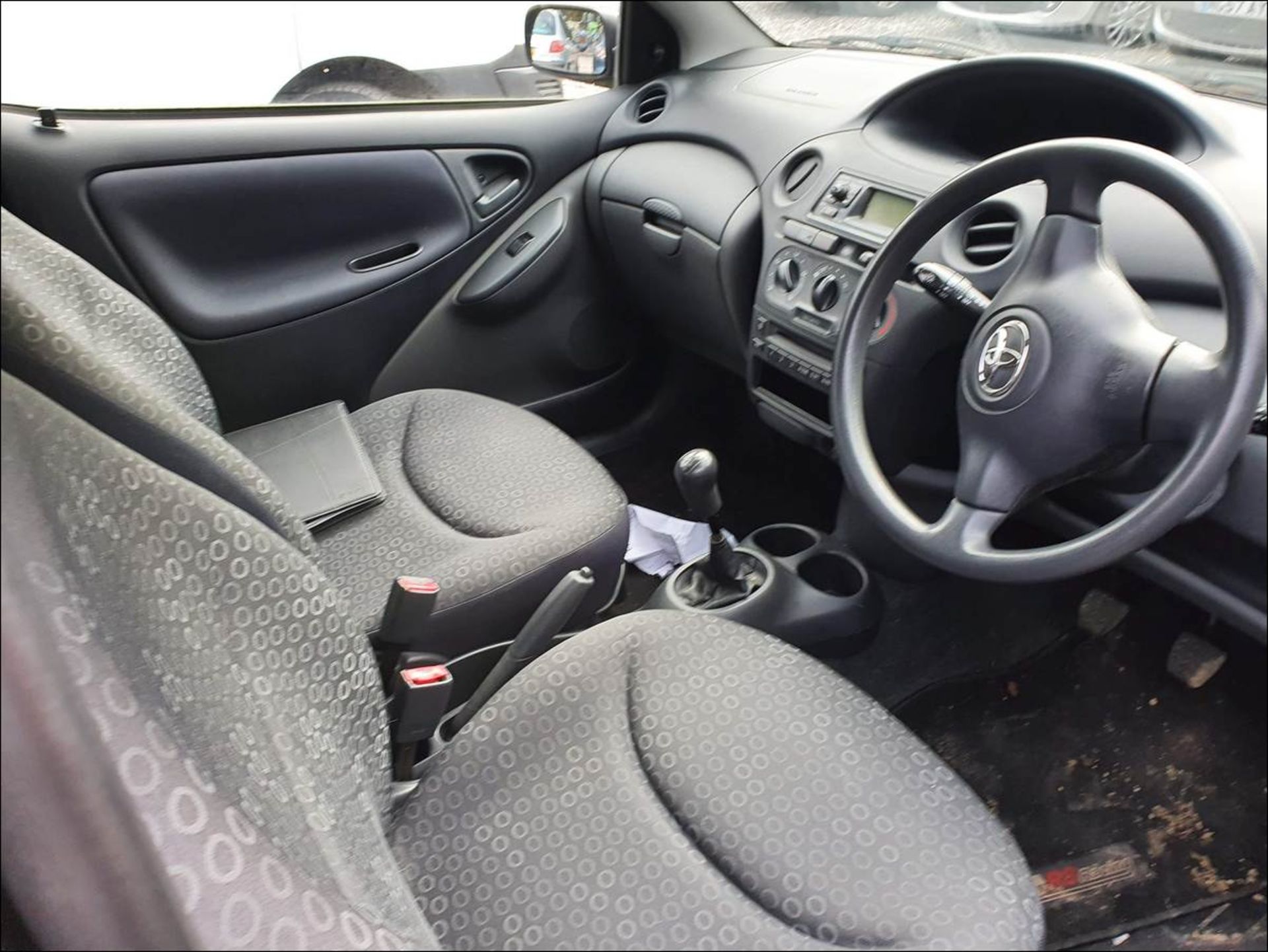 03/53 TOYOTA YARIS T3 D-4D - 1363cc 3dr Hatchback (Black, 0k) - Image 3 of 7