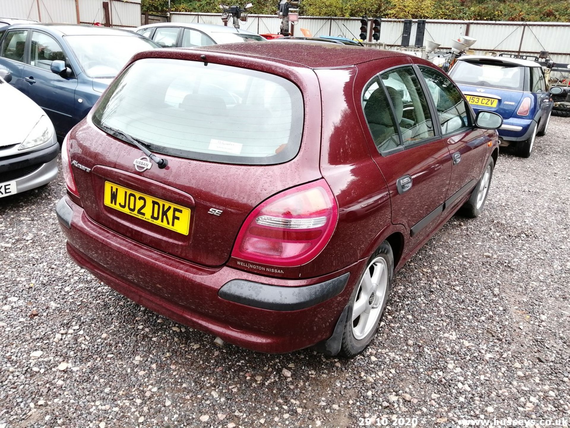 02/02 NISSAN ALMERA SE - 1497cc 5dr Hatchback (Red, 111k) - Image 5 of 11