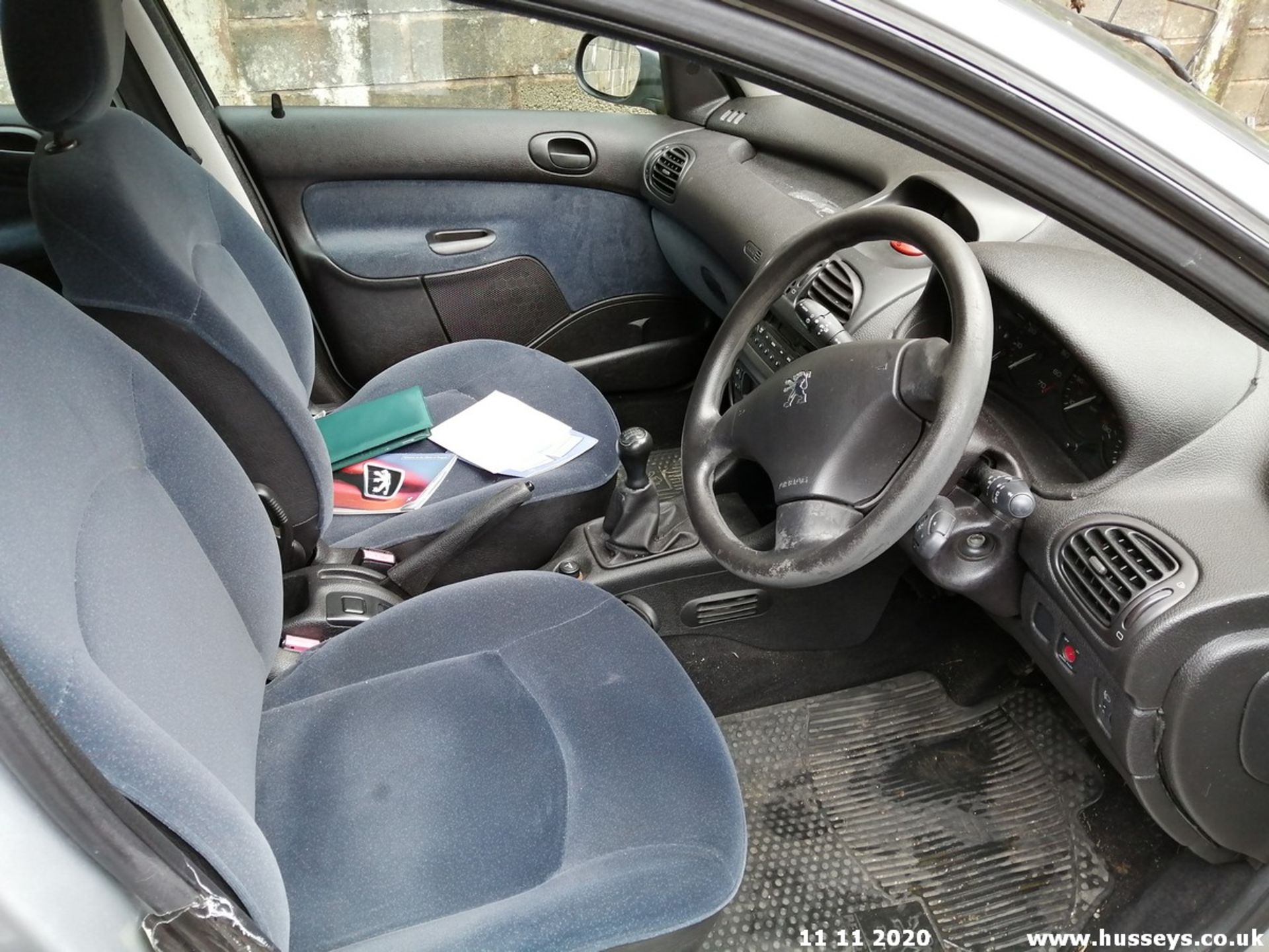 02/02 PEUGEOT 206 GLX - 1587cc 5dr Hatchback (Silver, 56k) - Image 10 of 12