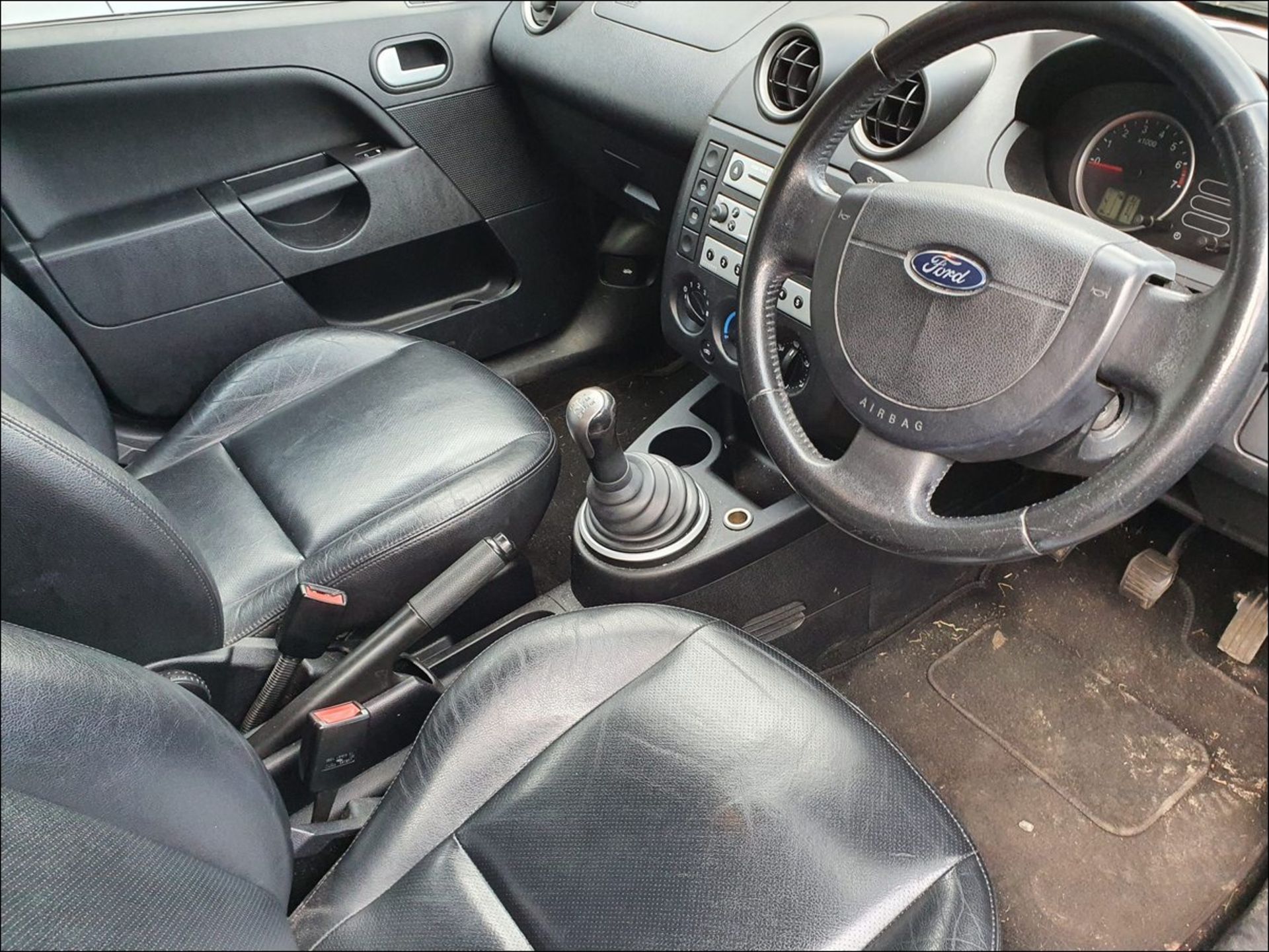 05/05 FORD FIESTA GHIA - 1388cc 5dr Hatchback (Blue, 65k) - Image 5 of 10