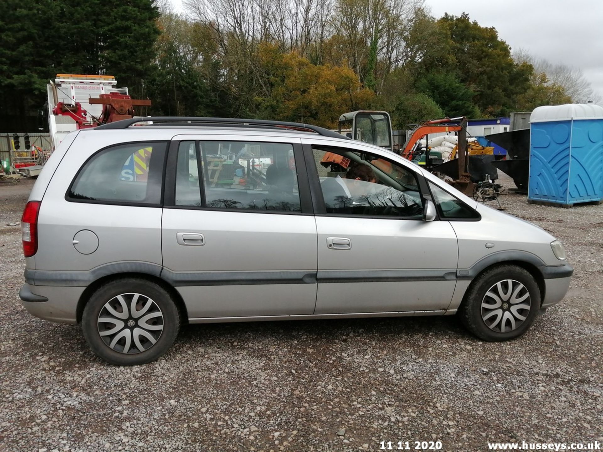 03/03 VAUXHALL ZAFIRA DESIGN DTI 16V - 1995cc 5dr MPV (Silver, 93k) - Image 7 of 12