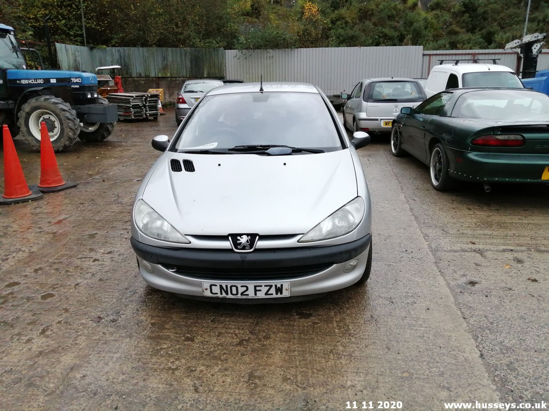 02/02 PEUGEOT 206 GLX - 1587cc 5dr Hatchback (Silver, 56k) - Image 2 of 12