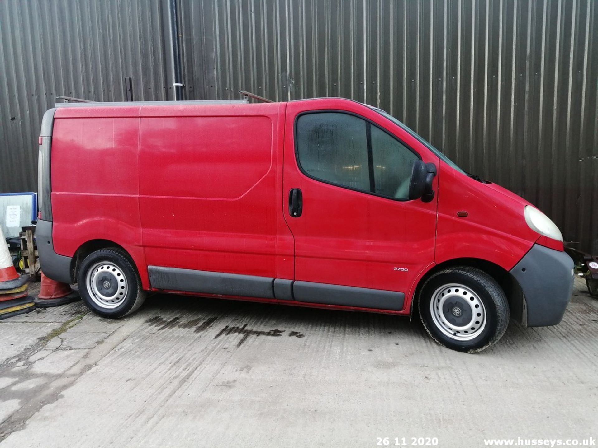 03/52 VAUXHALL VIVARO 2700 DI SWB - 1870cc 5dr Van (Red, 84k) - Image 2 of 9