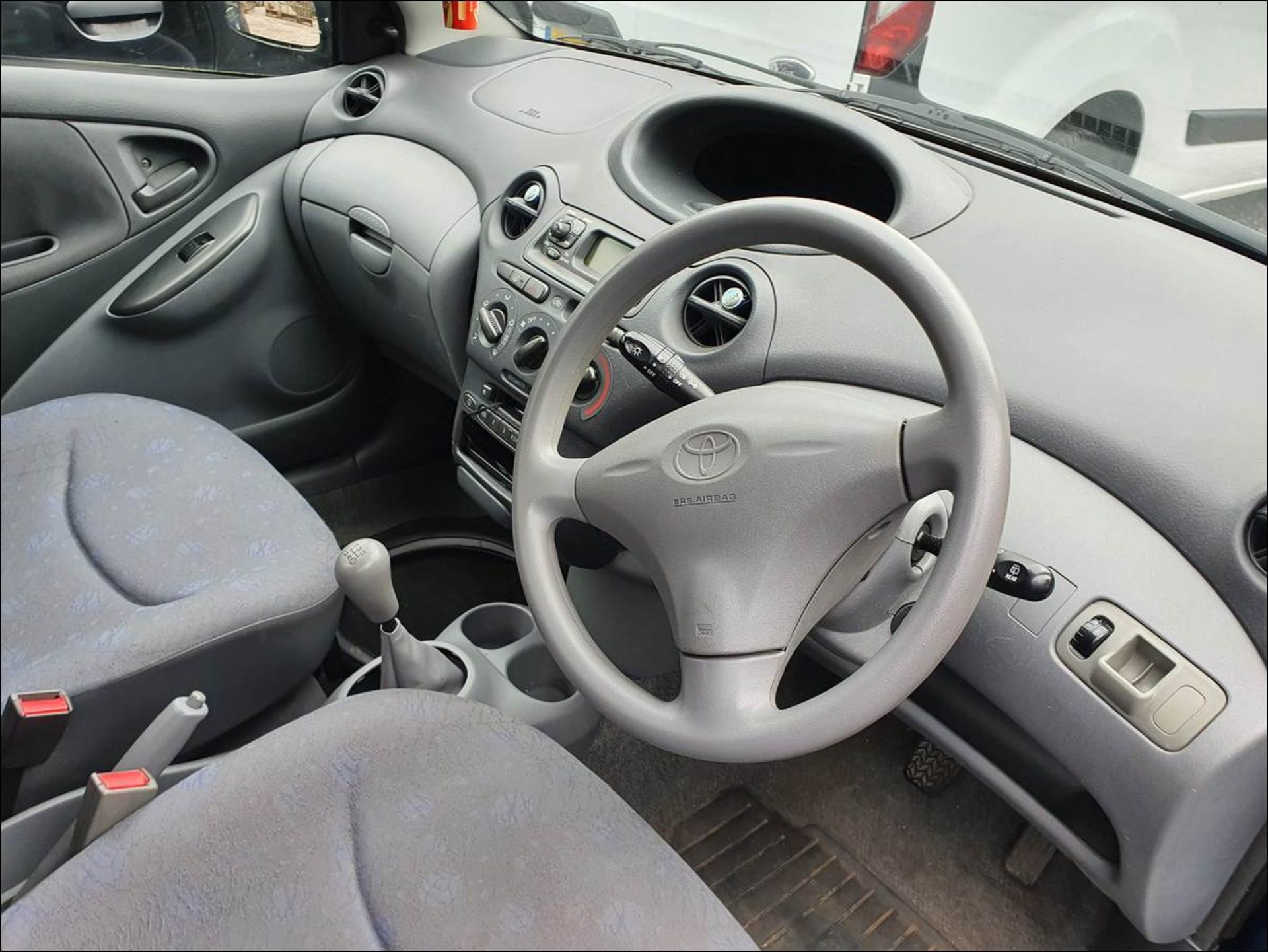 02/02 TOYOTA YARIS GS - 998cc 5dr Hatchback (Blue, 101k) - Image 6 of 13