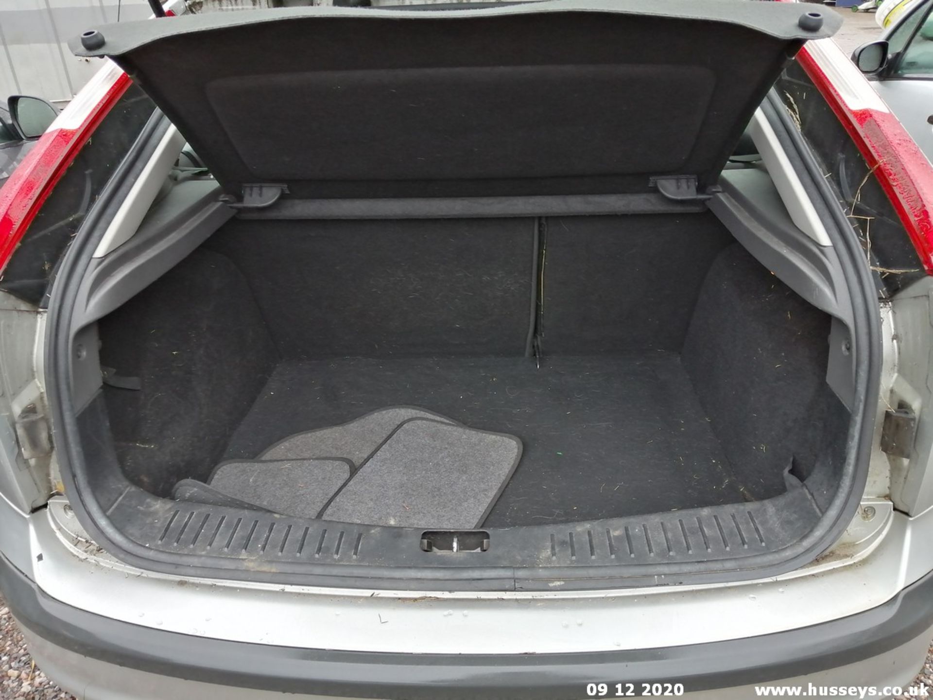 07/56 FORD FOCUS ZETEC CLIMATE - 1596cc 5dr Hatchback (Silver, 104k) - Image 10 of 10