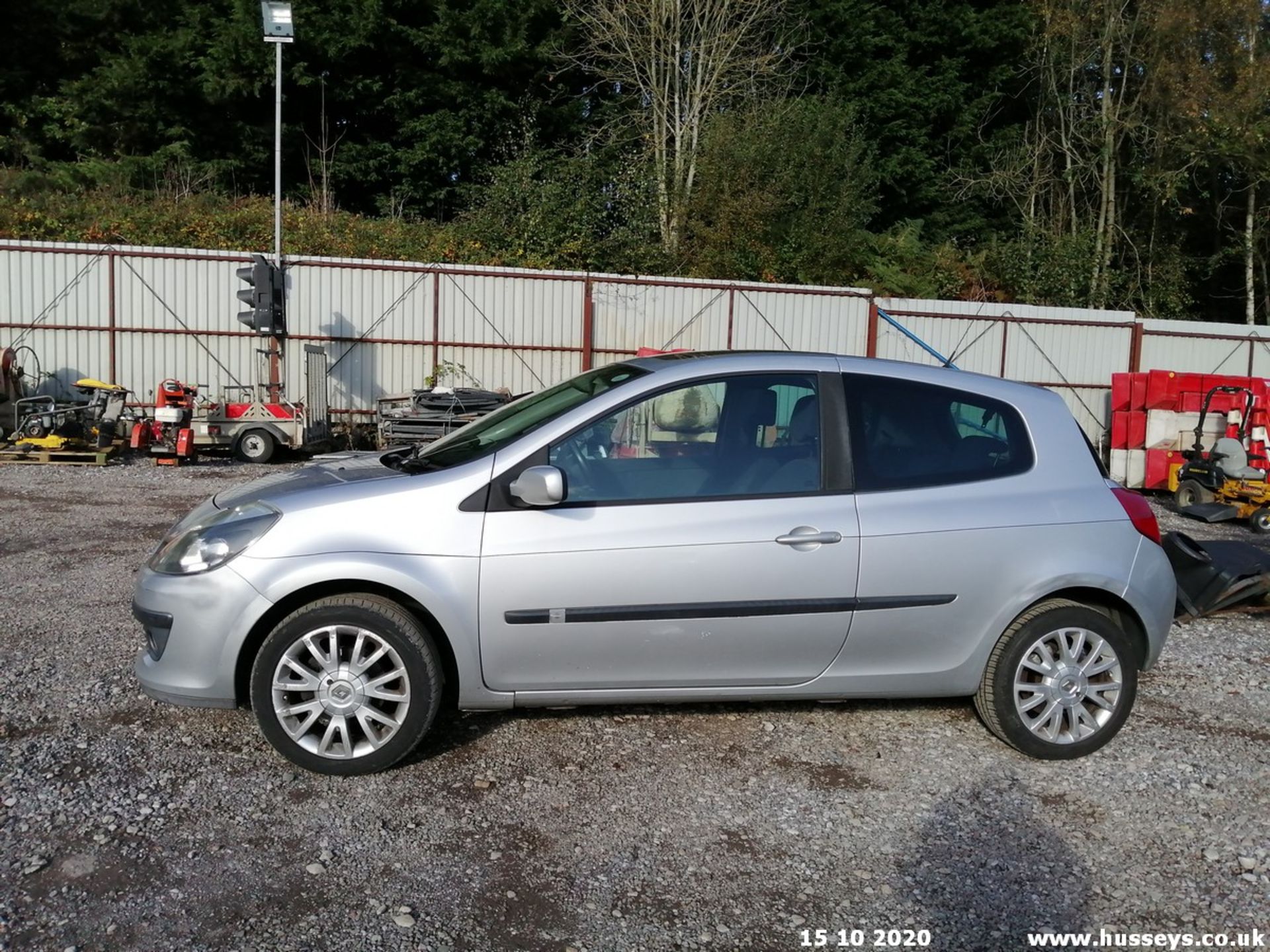 06/06 RENAULT CLIO DYNAMIQUE S - 1390cc 3dr Hatchback (Silver, 104k) - Image 3 of 9