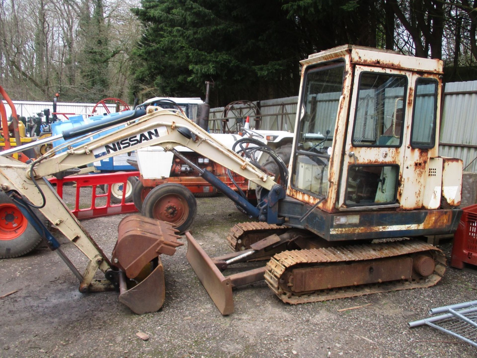 NISSAN 3 TON DIGGER C/W 2 X BUCKETS RDD