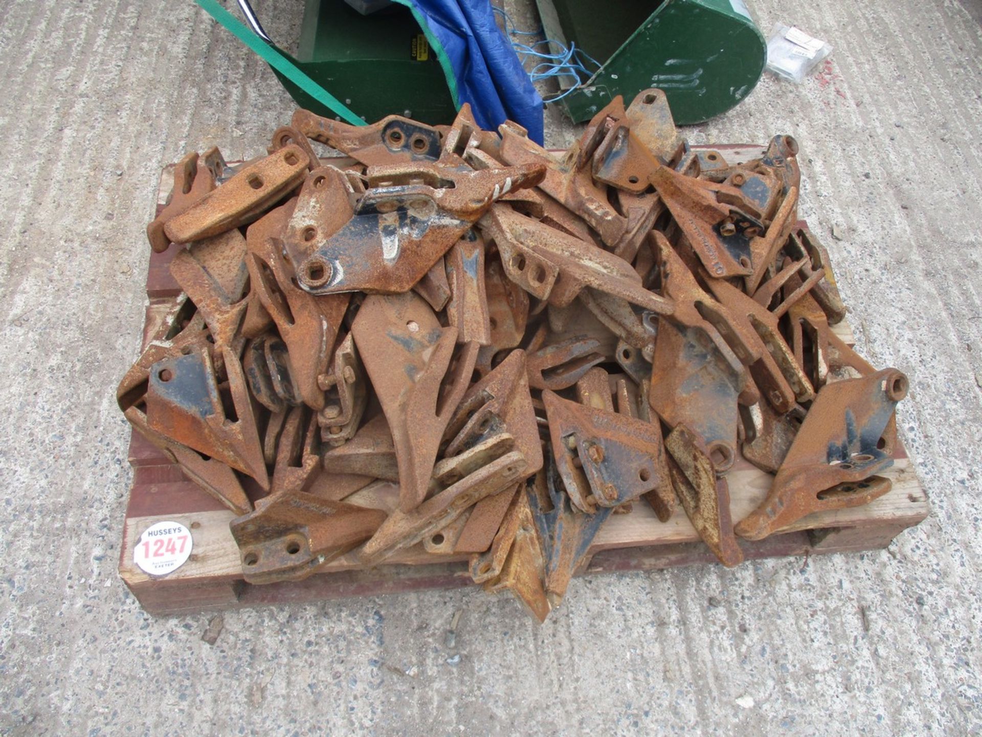 PALLET OF BUCKET TEETH