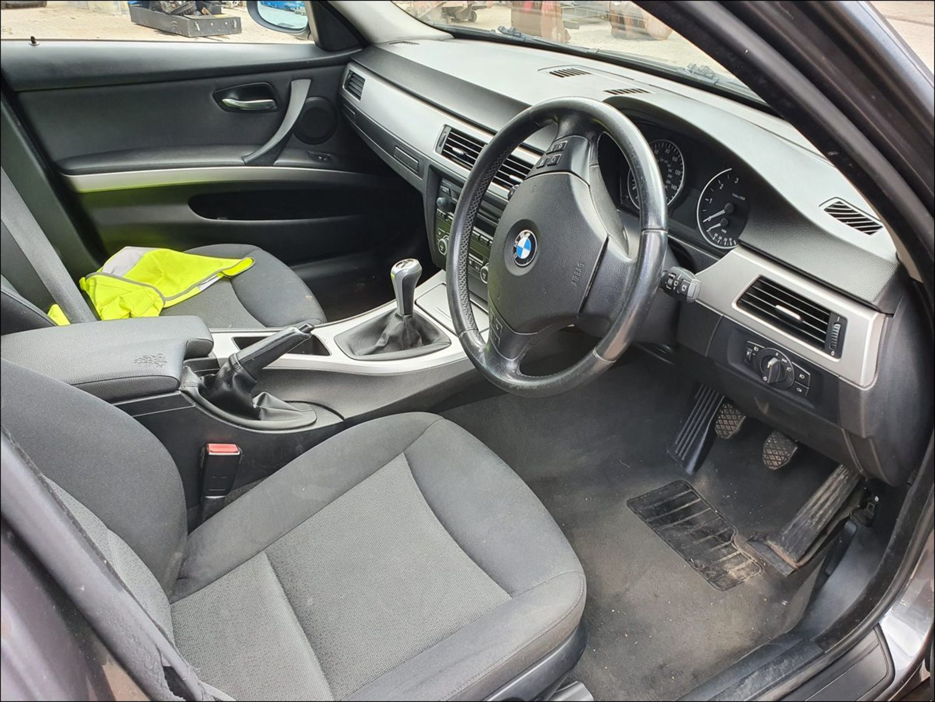 07/07 BMW 318I SE - 1995cc 4dr Saloon (Grey, 175k) - Image 5 of 10