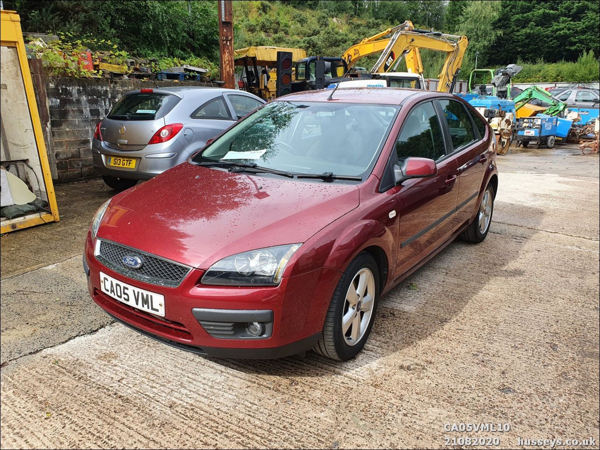 05/05 FORD FOCUS ZETEC CLIMATE - 1596cc 5dr Hatchback (Red, 112k) - Image 10 of 23