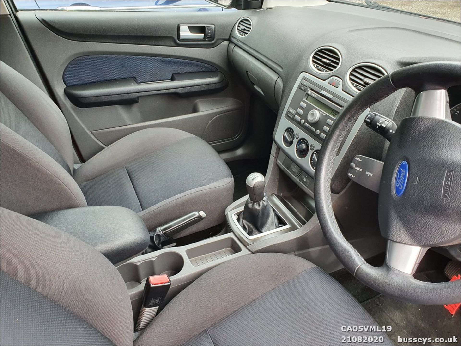 05/05 FORD FOCUS ZETEC CLIMATE - 1596cc 5dr Hatchback (Red, 112k) - Image 16 of 23