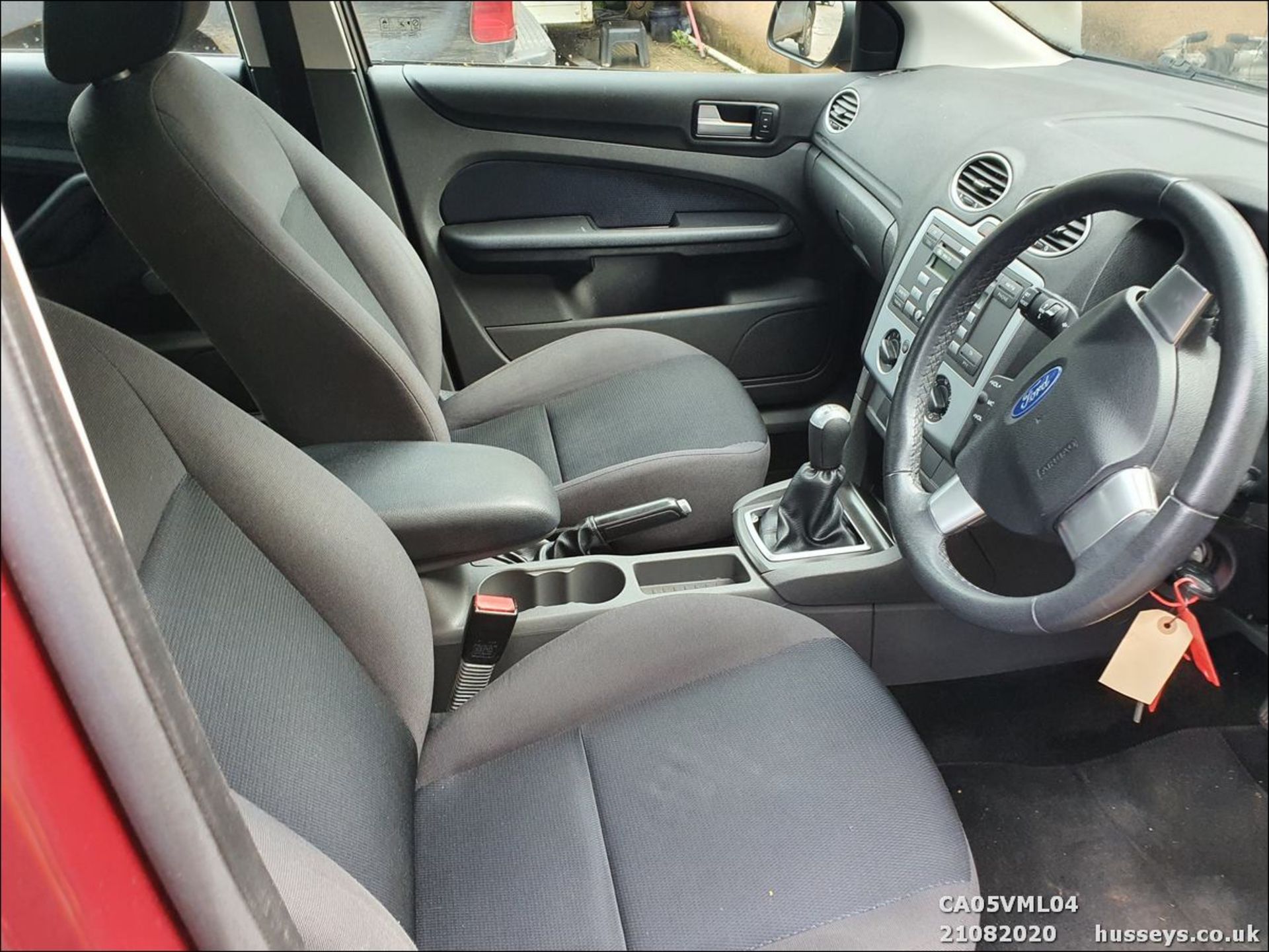 05/05 FORD FOCUS ZETEC CLIMATE - 1596cc 5dr Hatchback (Red, 112k) - Image 5 of 23